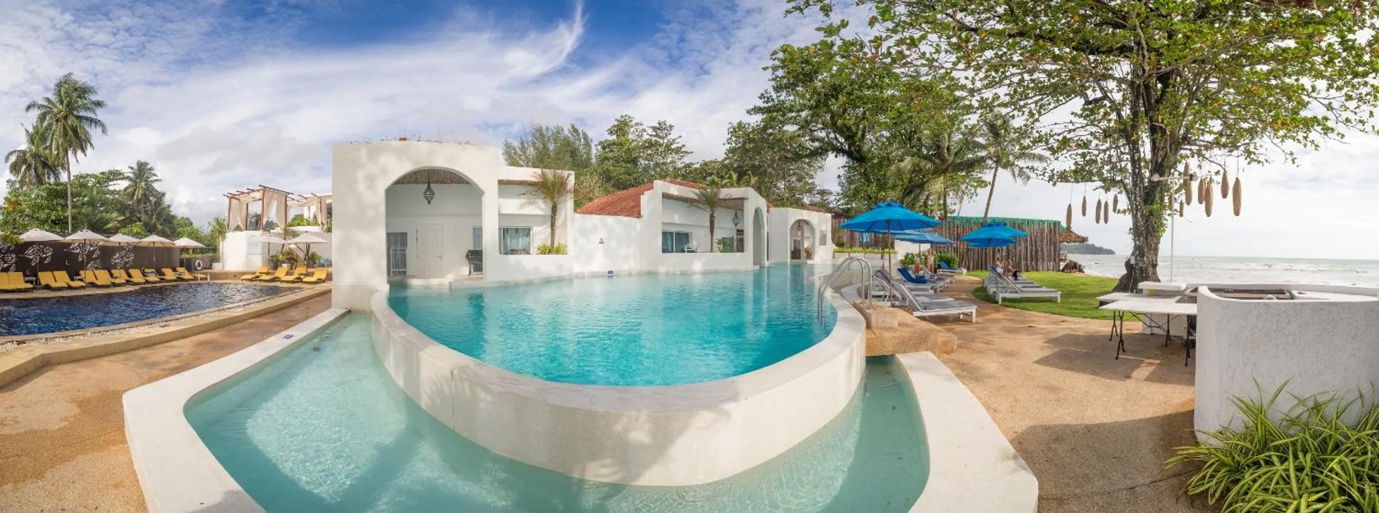 Swimming pool in Ocean Breeze Resort Khaolak