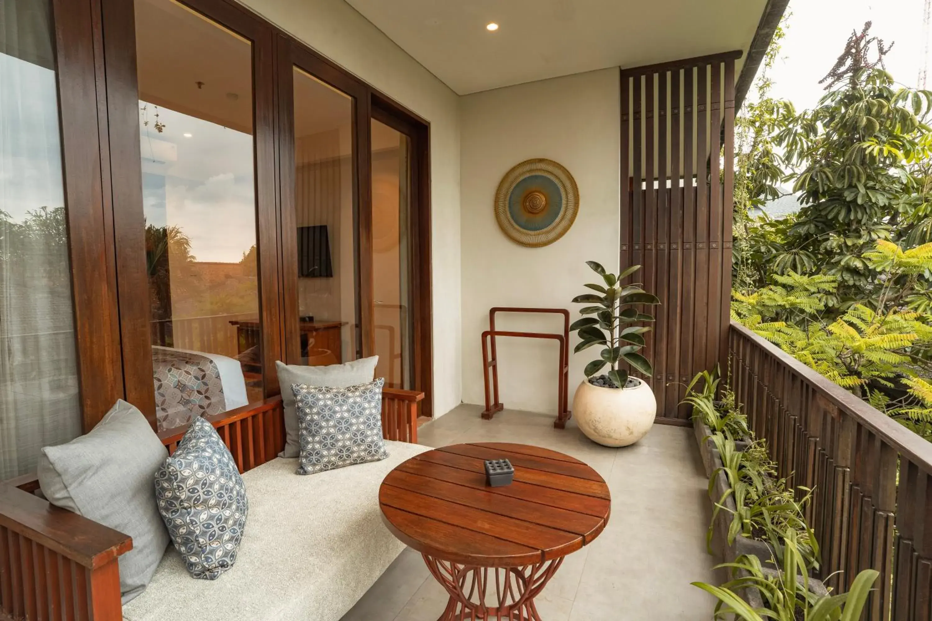 Prestige Suite with Garden View and Afternoon Tea in Kuta Seaview Beach Resort Prestige Suite with Garden View and Afternoon Tea in Kuta Seaview Beach Resort
