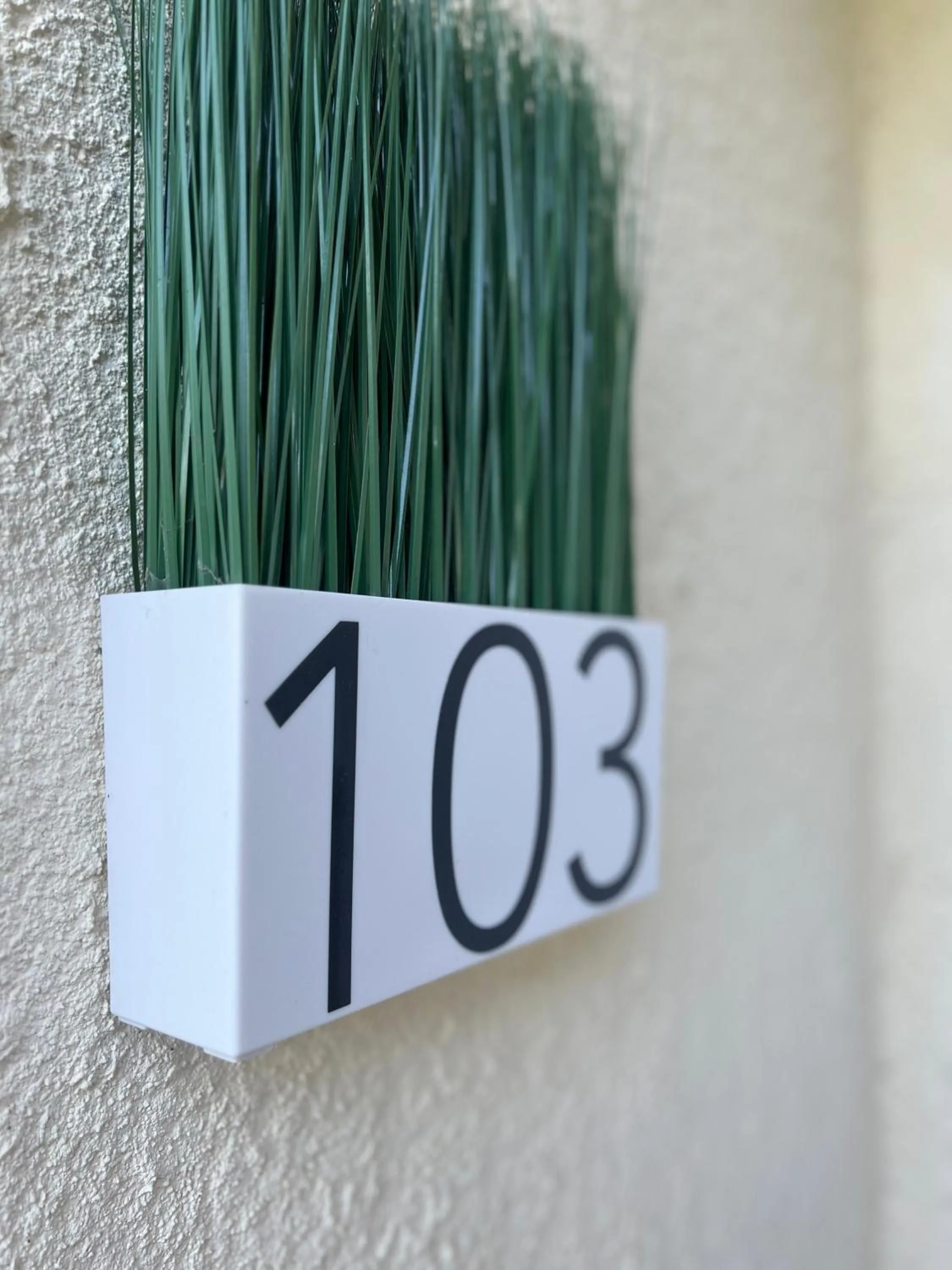 Text overlay in Avatel Eco Lodge