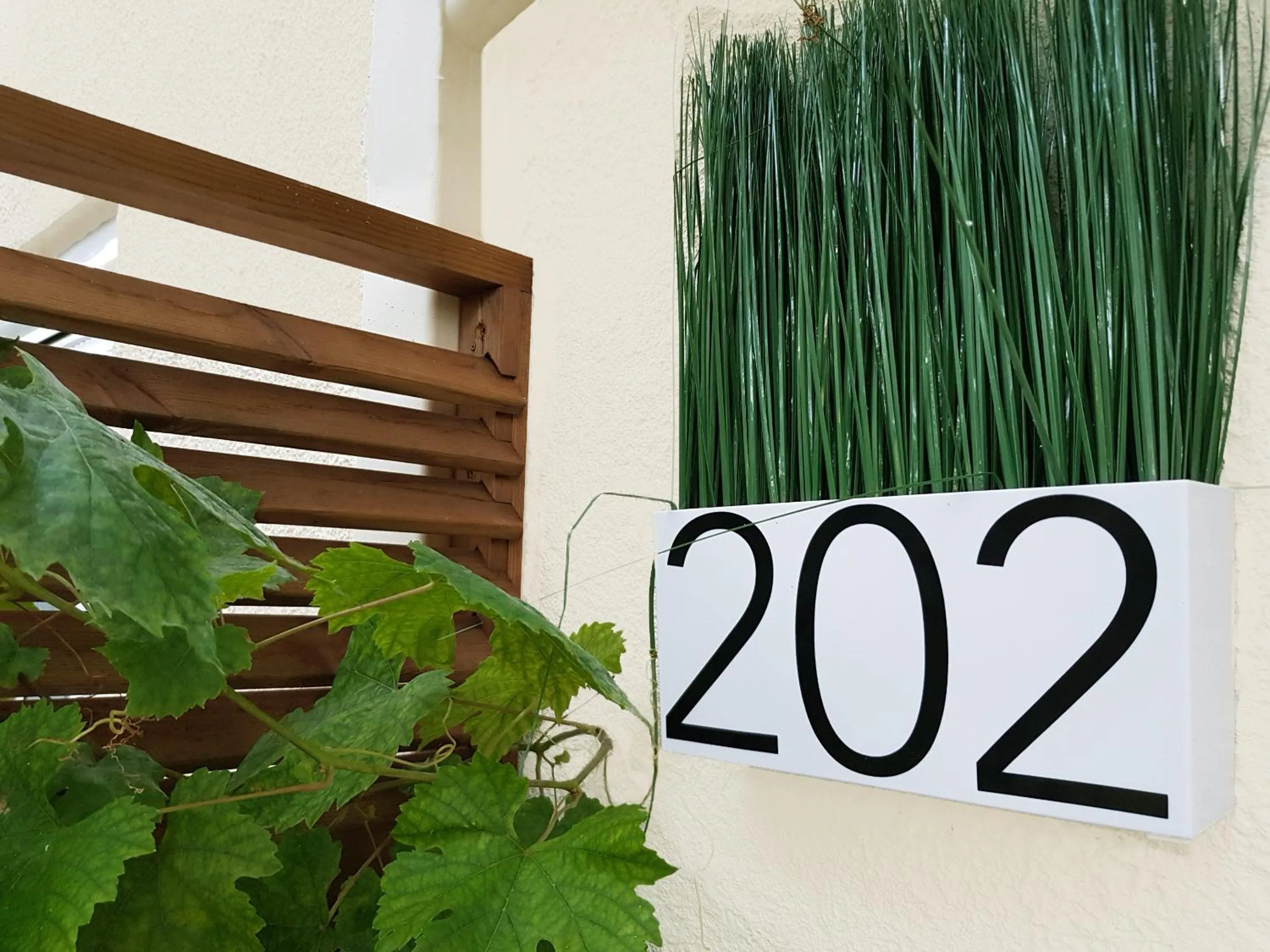 Text overlay in Avatel Eco Lodge