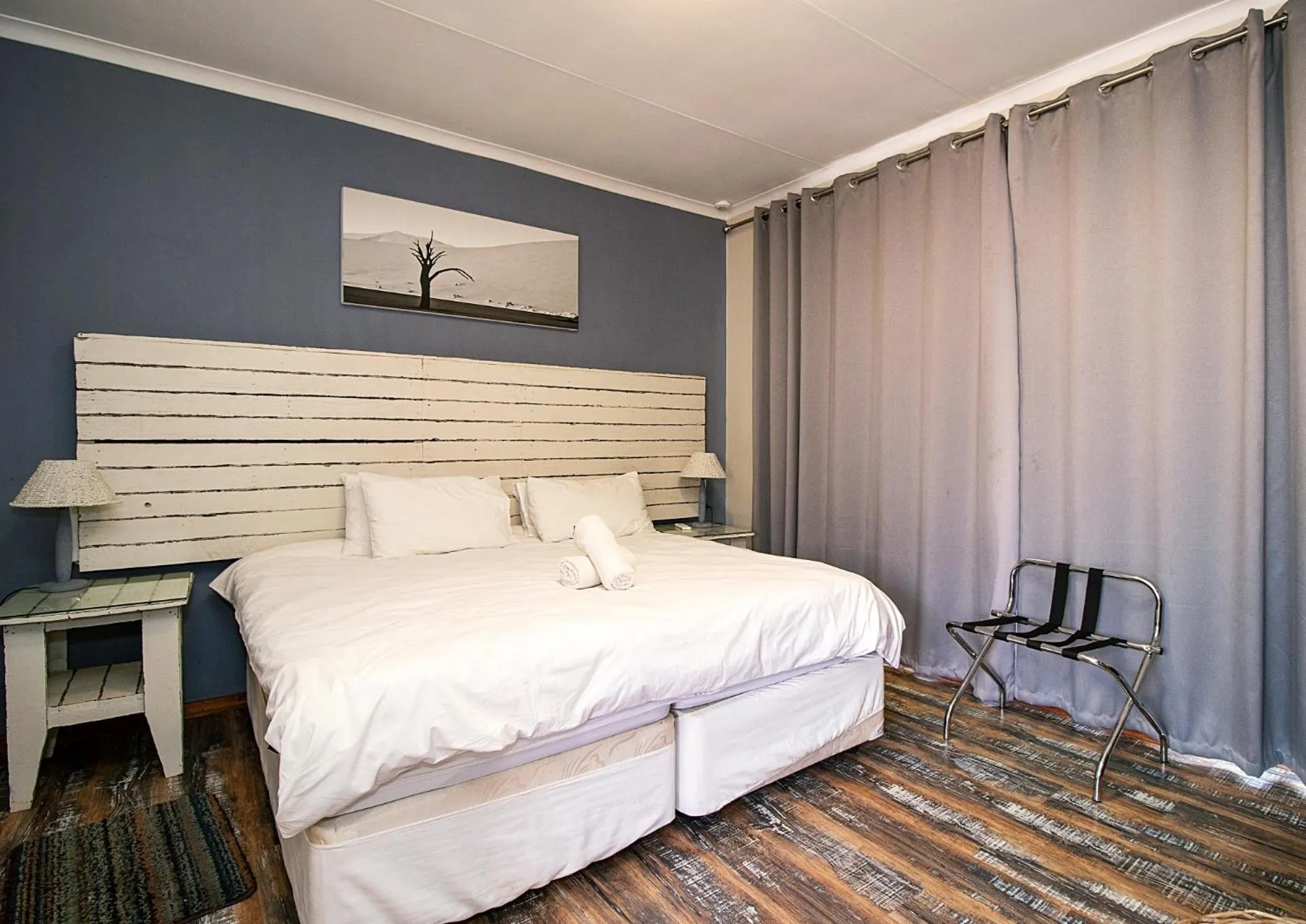 Bedroom, Bed in The Doors Inn