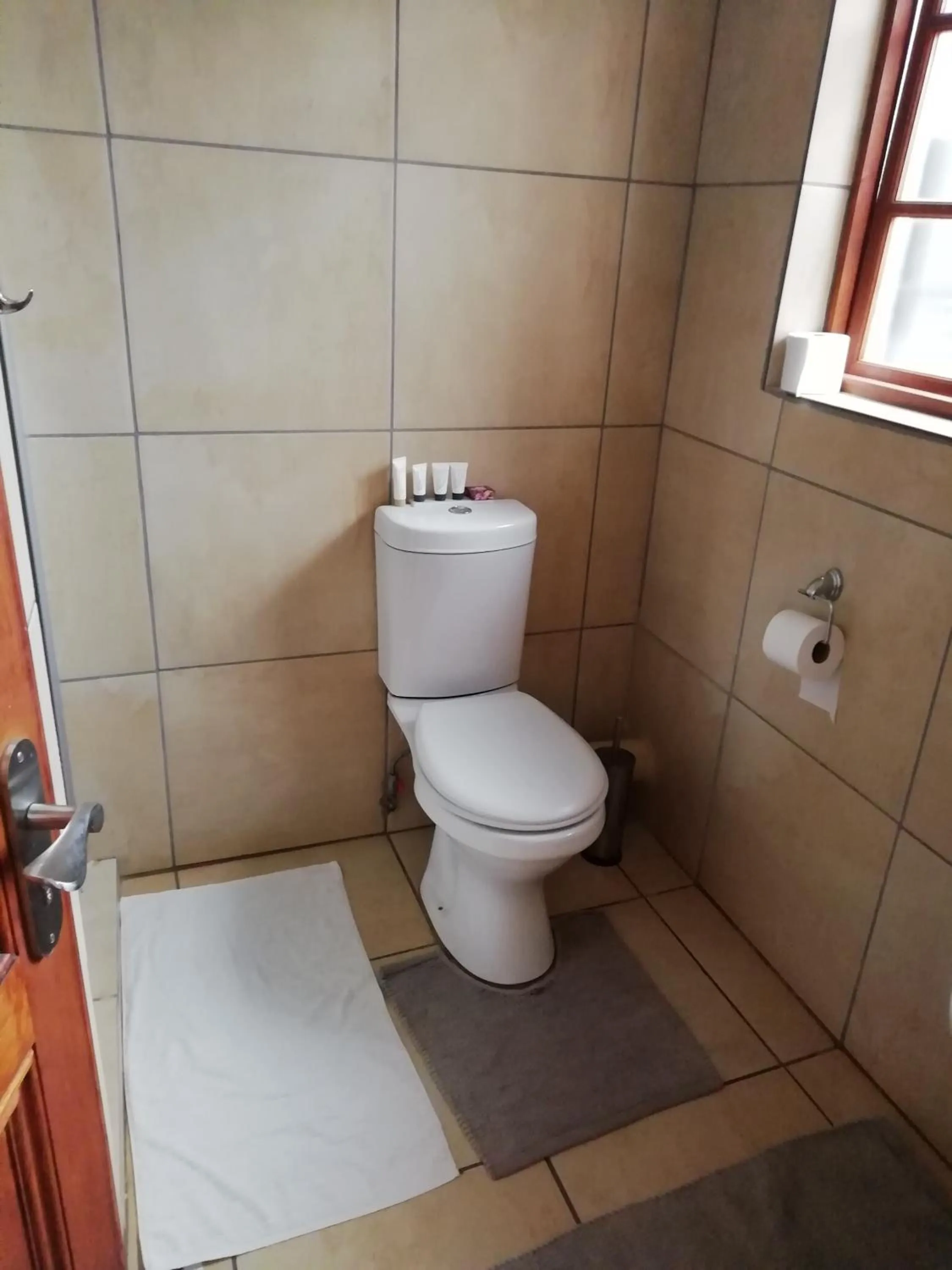 Toilet in The Doors Inn