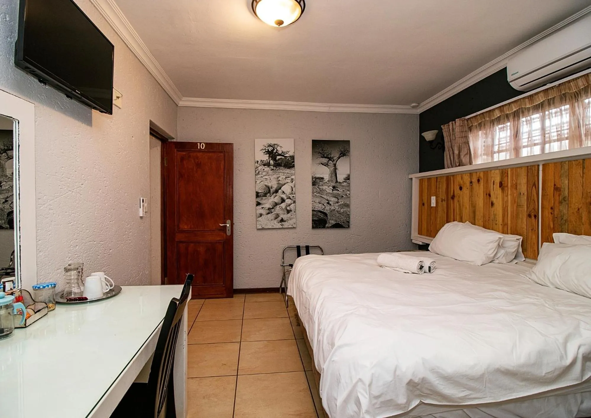 Photo of the whole room, Bed in The Doors Inn