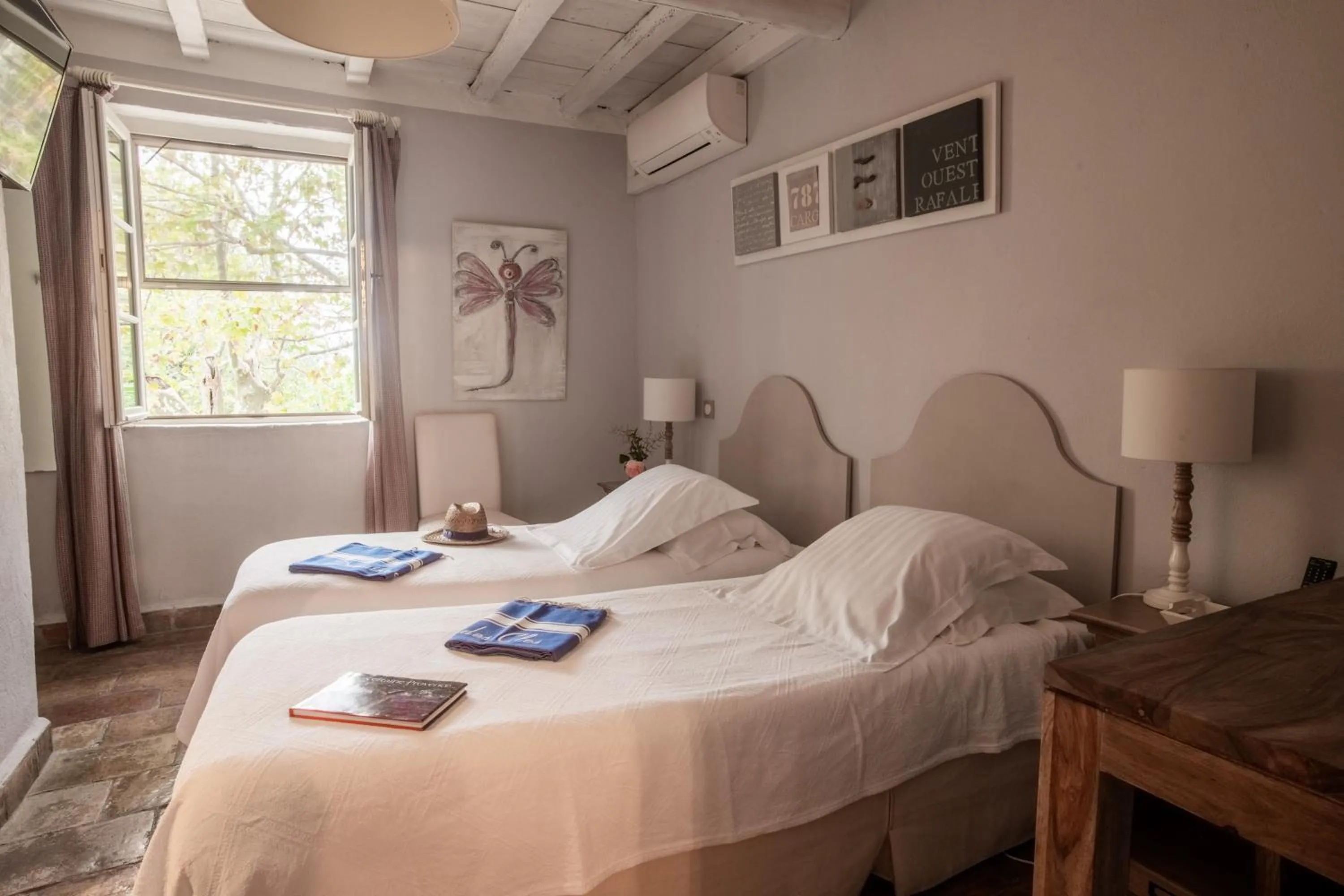 TV and multimedia, Bed in HOTEL et APPARTEMENTS DOMAINE DES CLOS - Teritoria