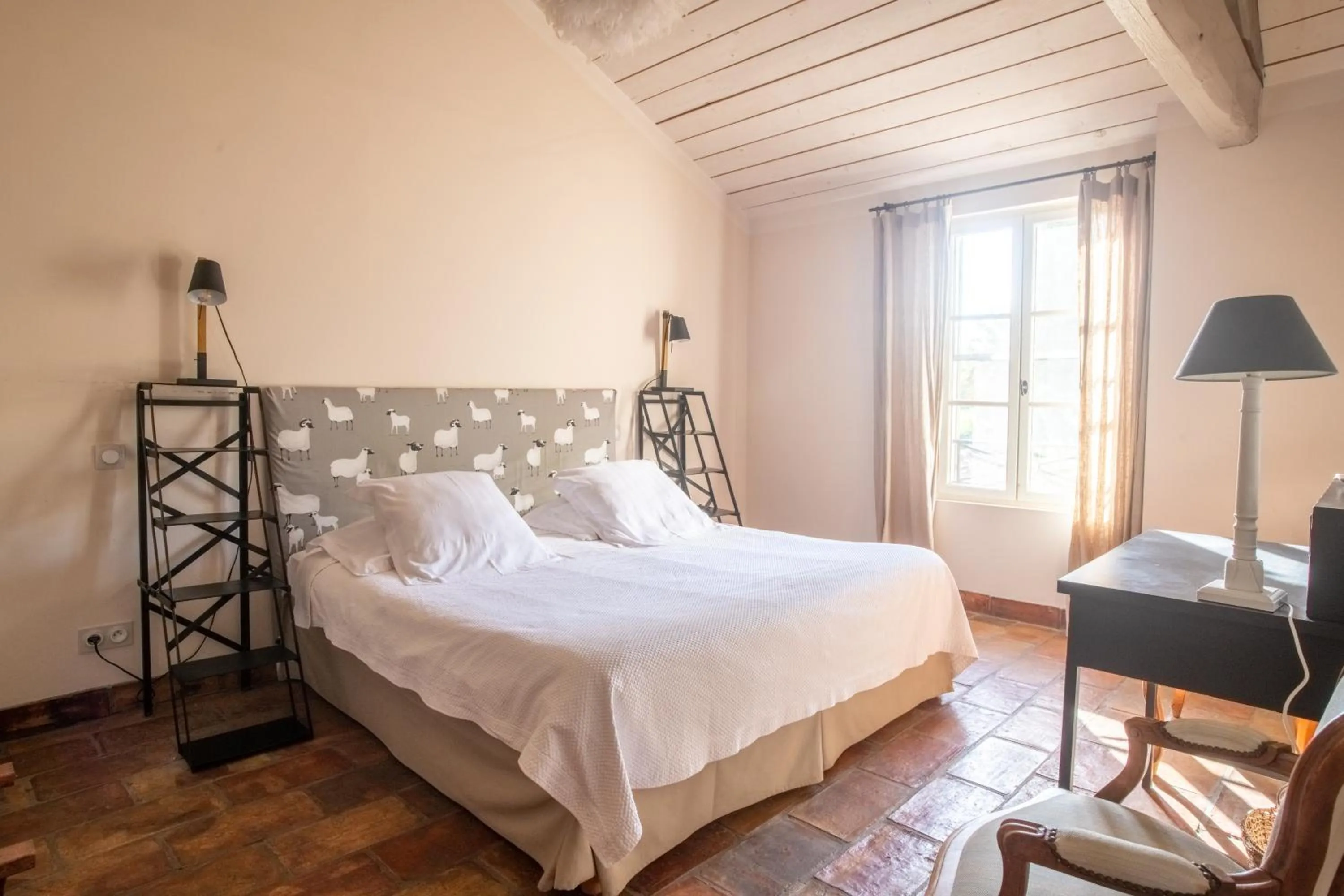 Bed in HOTEL et APPARTEMENTS DOMAINE DES CLOS - Teritoria