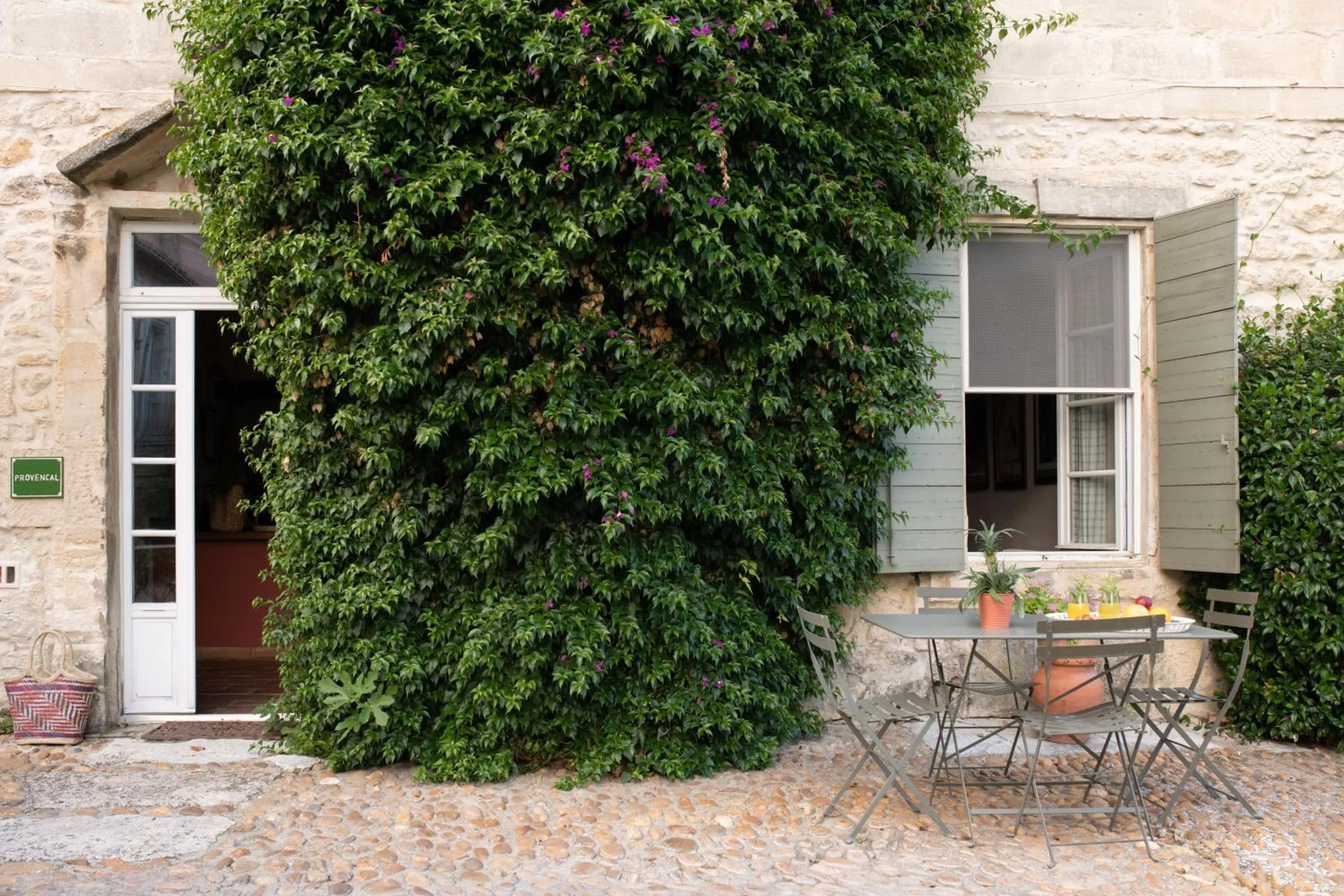 Patio in HOTEL et APPARTEMENTS DOMAINE DES CLOS - Teritoria