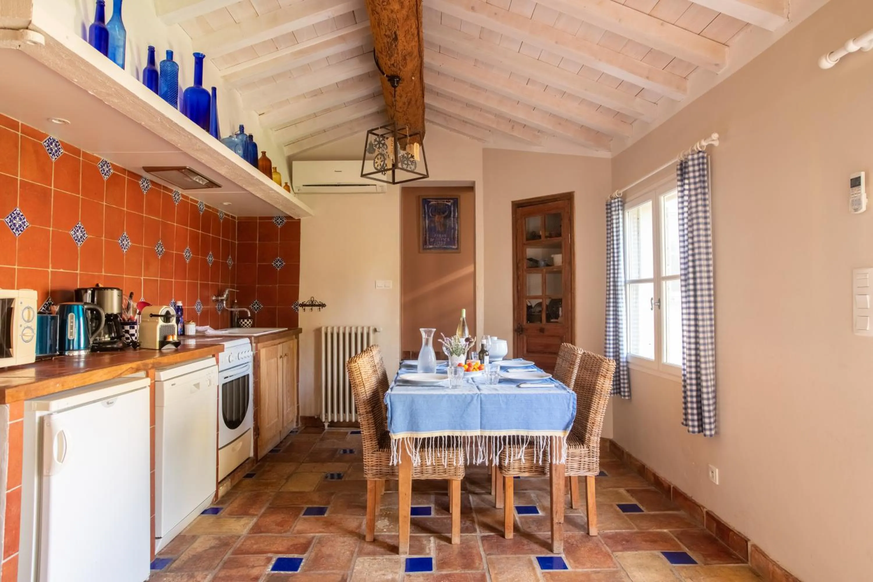 Kitchen or kitchenette in HOTEL et APPARTEMENTS DOMAINE DES CLOS - Teritoria