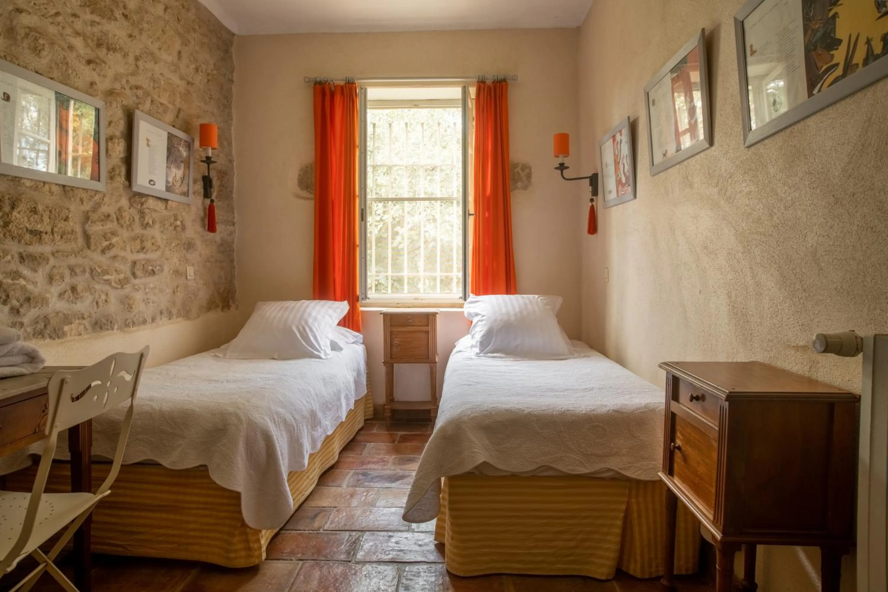 Bed in HOTEL et APPARTEMENTS DOMAINE DES CLOS - Teritoria