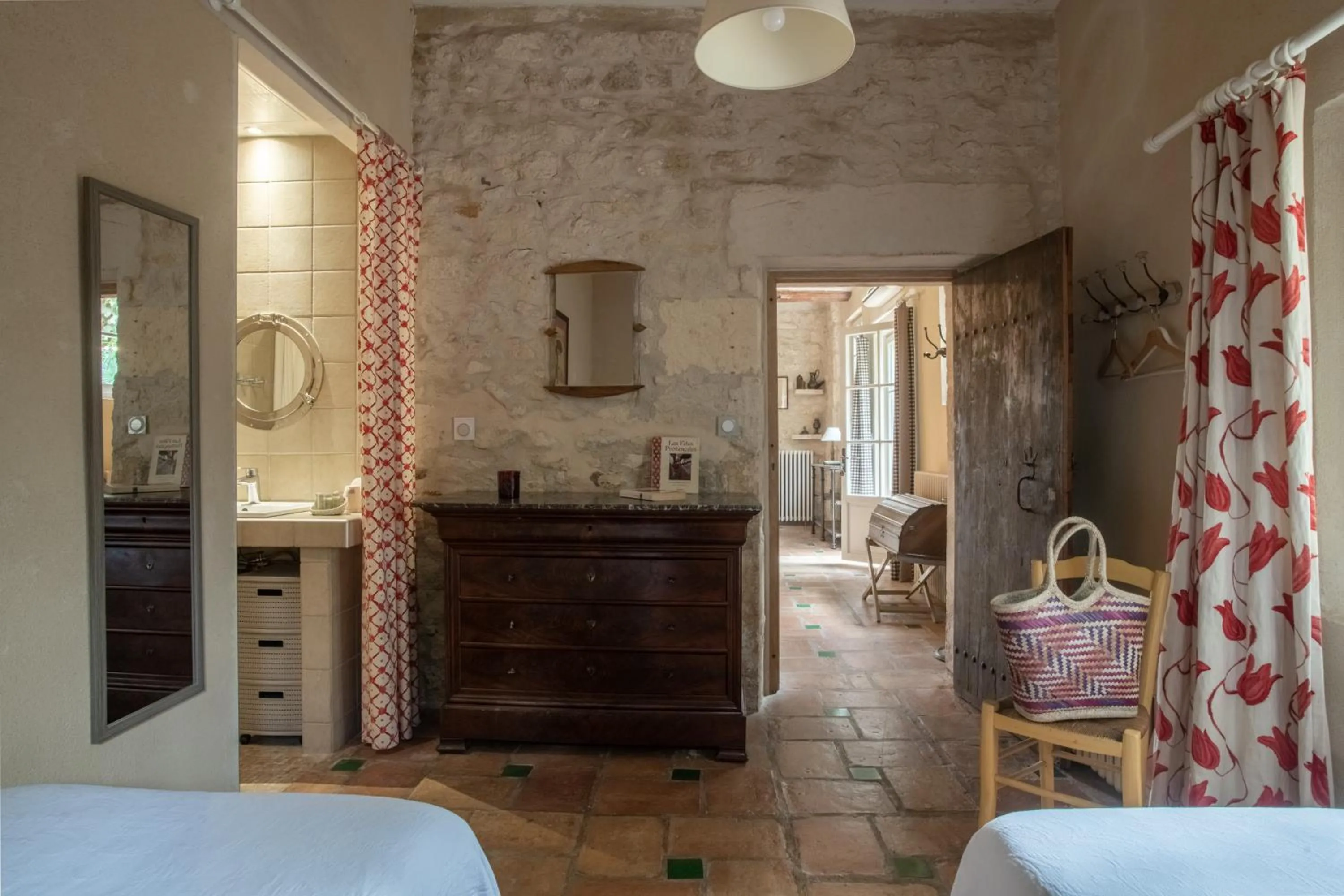 Bed in HOTEL et APPARTEMENTS DOMAINE DES CLOS - Teritoria