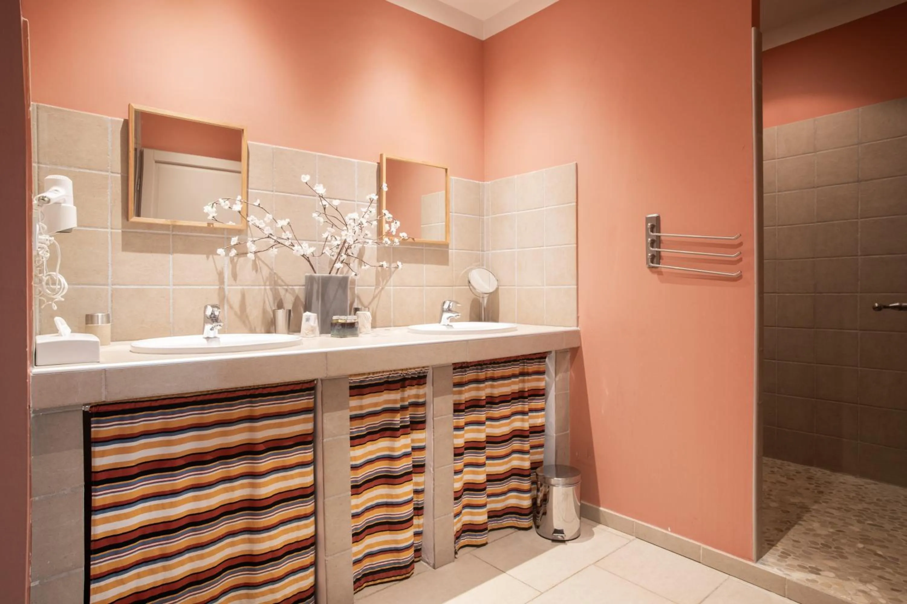 Shower in HOTEL et APPARTEMENTS DOMAINE DES CLOS - Teritoria