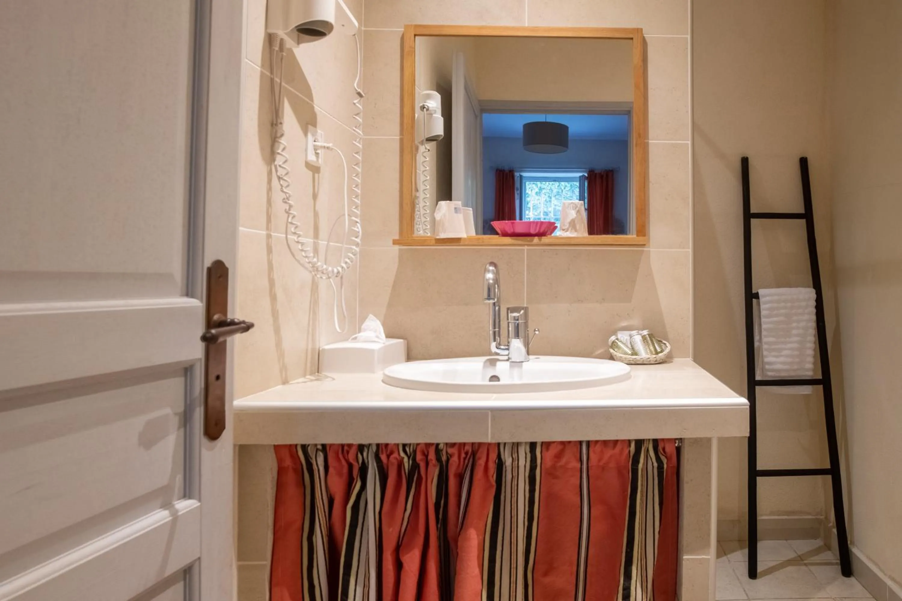 Bathroom in HOTEL et APPARTEMENTS DOMAINE DES CLOS - Teritoria