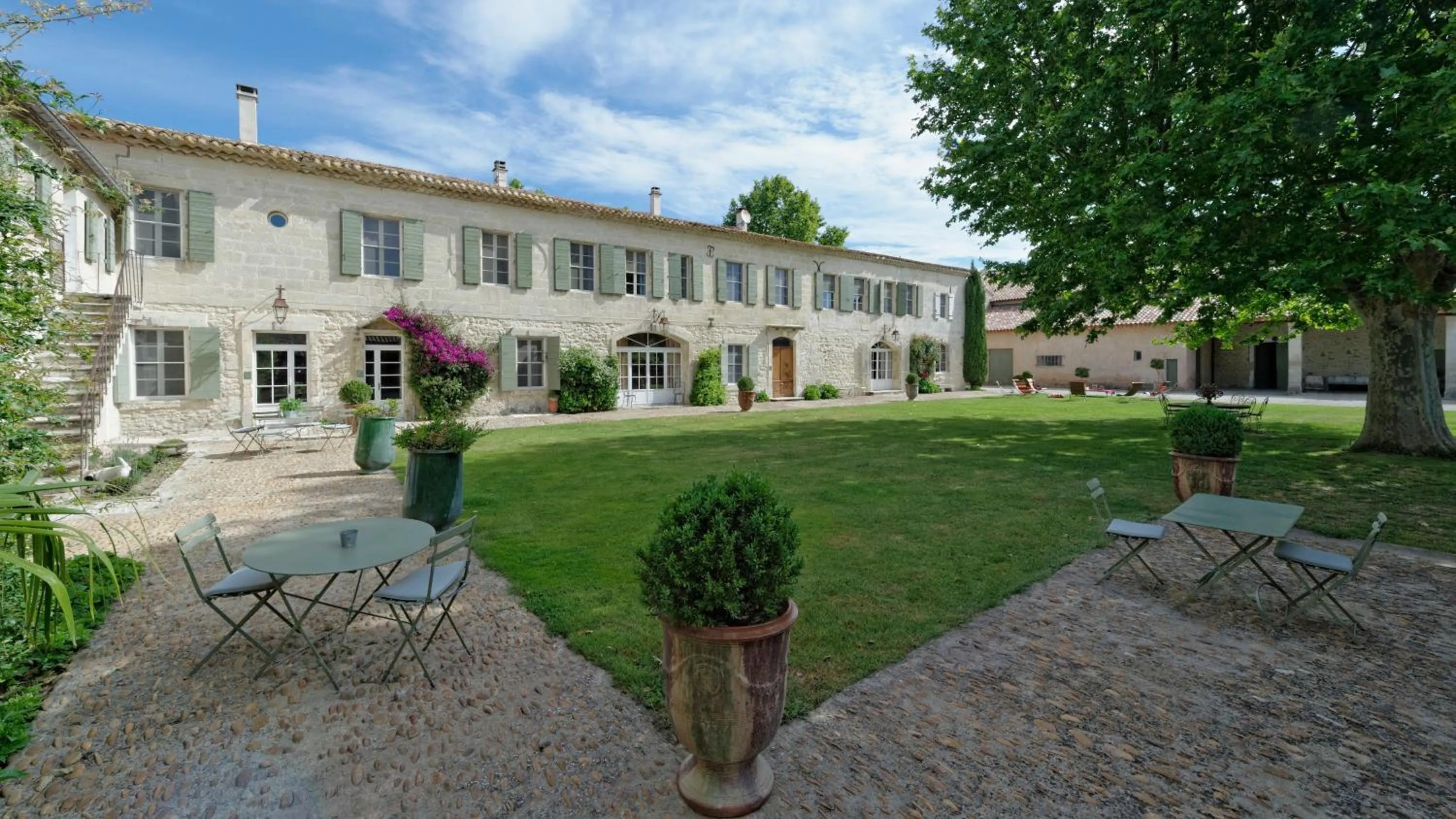 Property building in HOTEL et APPARTEMENTS DOMAINE DES CLOS - Teritoria