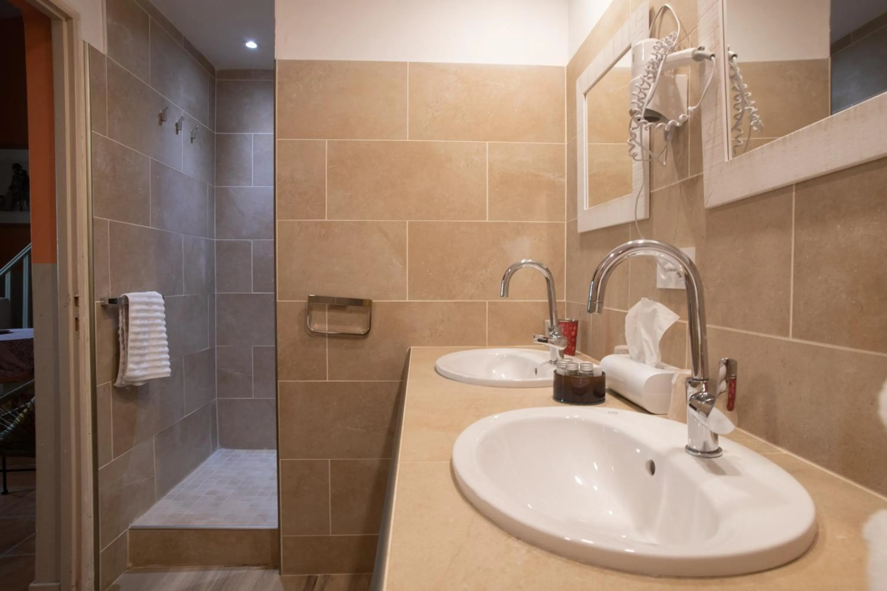 Shower in HOTEL et APPARTEMENTS DOMAINE DES CLOS - Teritoria