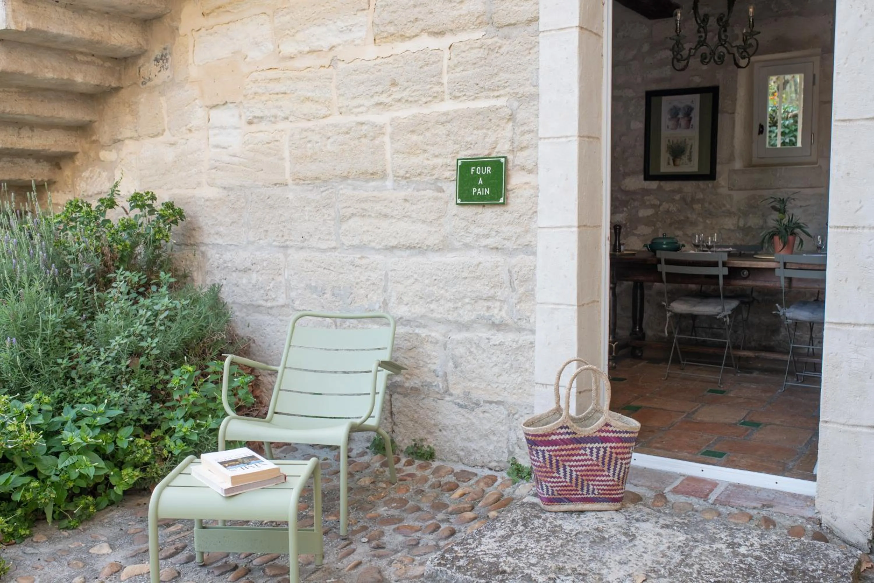 Patio in HOTEL et APPARTEMENTS DOMAINE DES CLOS - Teritoria