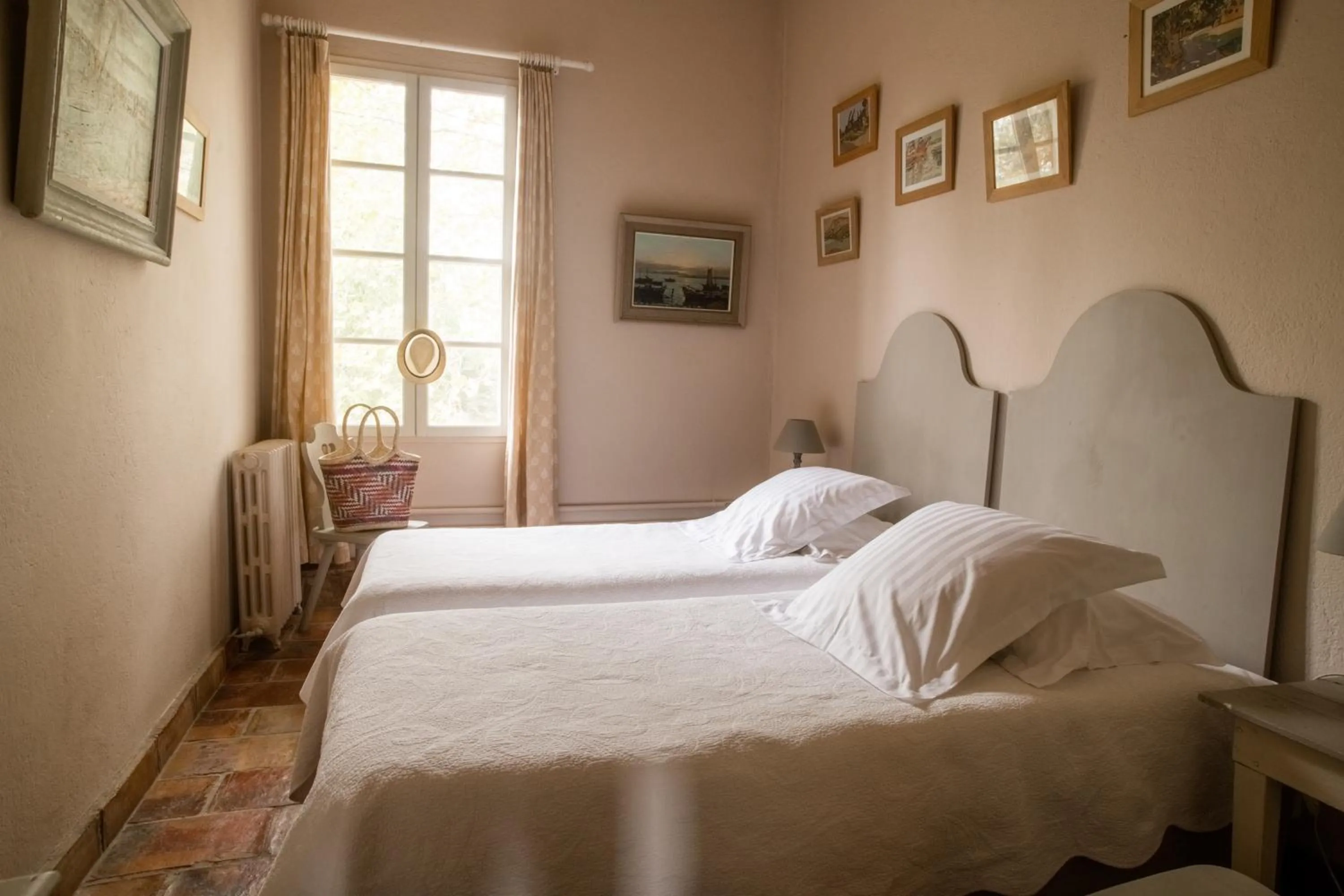 Bed in HOTEL et APPARTEMENTS DOMAINE DES CLOS - Teritoria