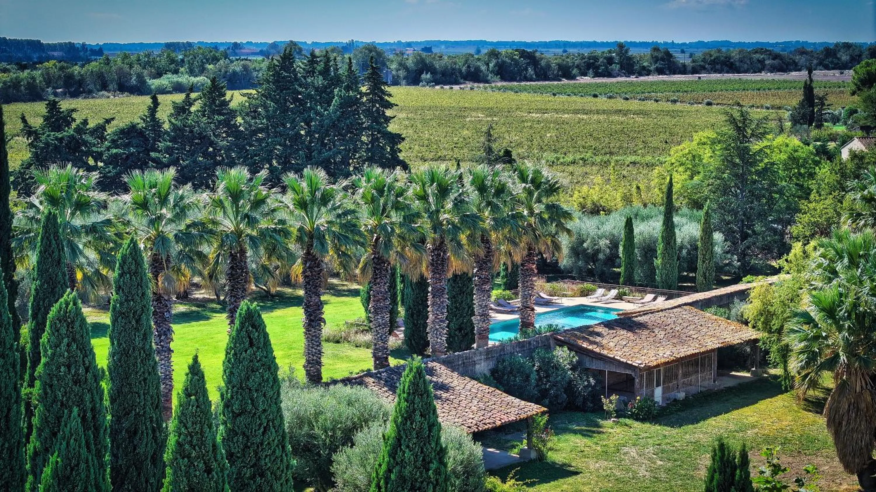 Swimming pool in HOTEL et APPARTEMENTS DOMAINE DES CLOS - Teritoria