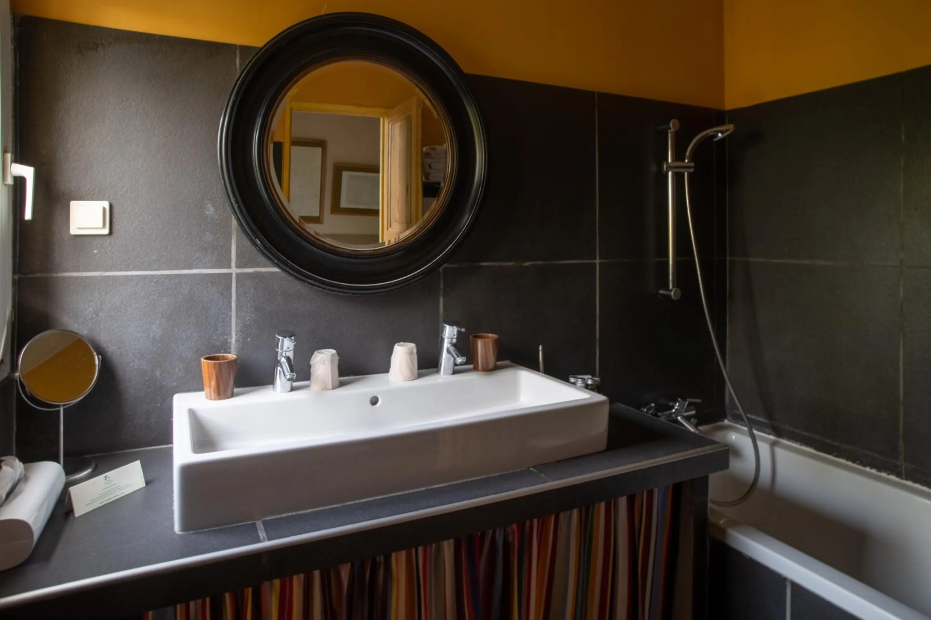 Bathroom in HOTEL et APPARTEMENTS DOMAINE DES CLOS - Teritoria