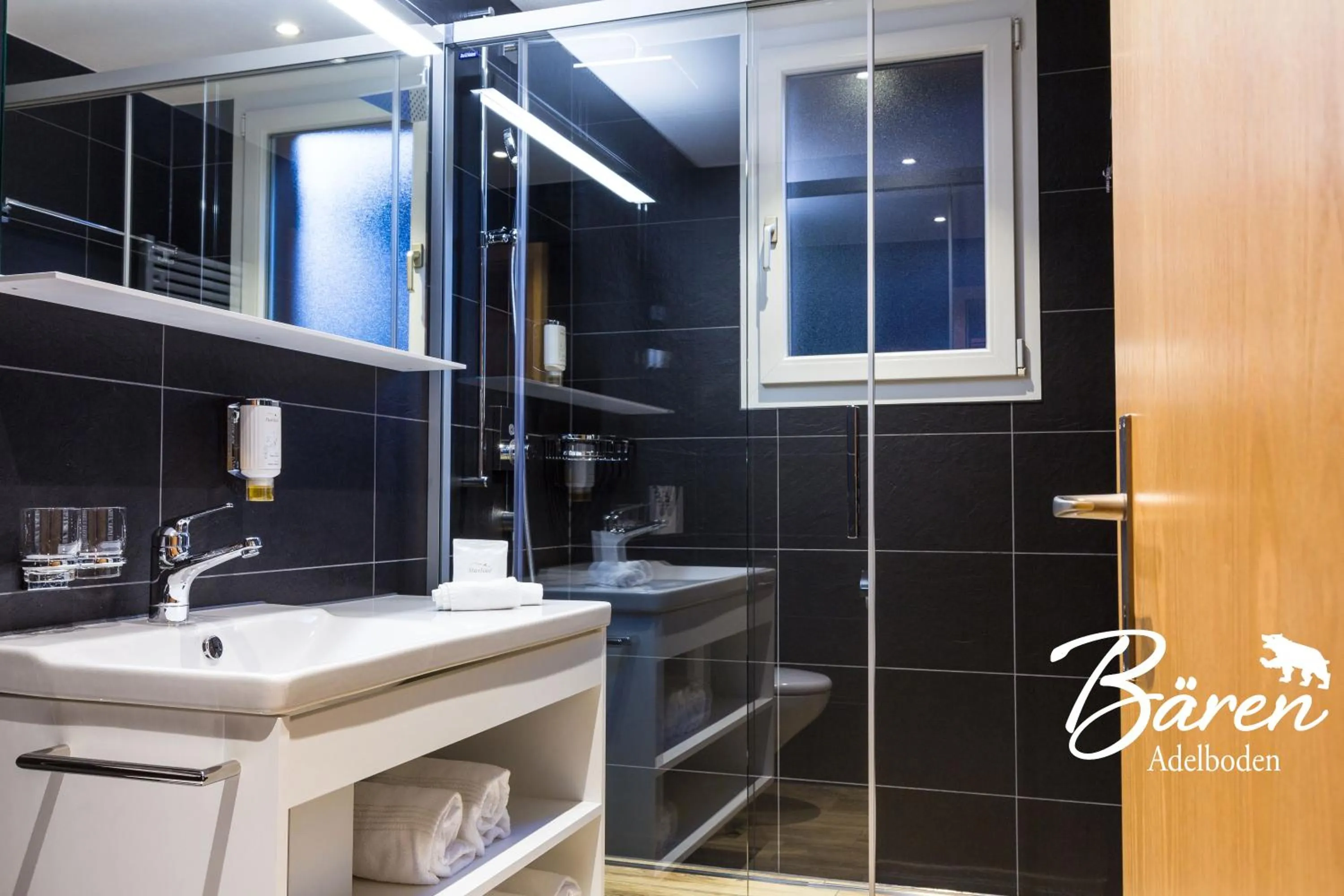 Toilet in Hotel Bären