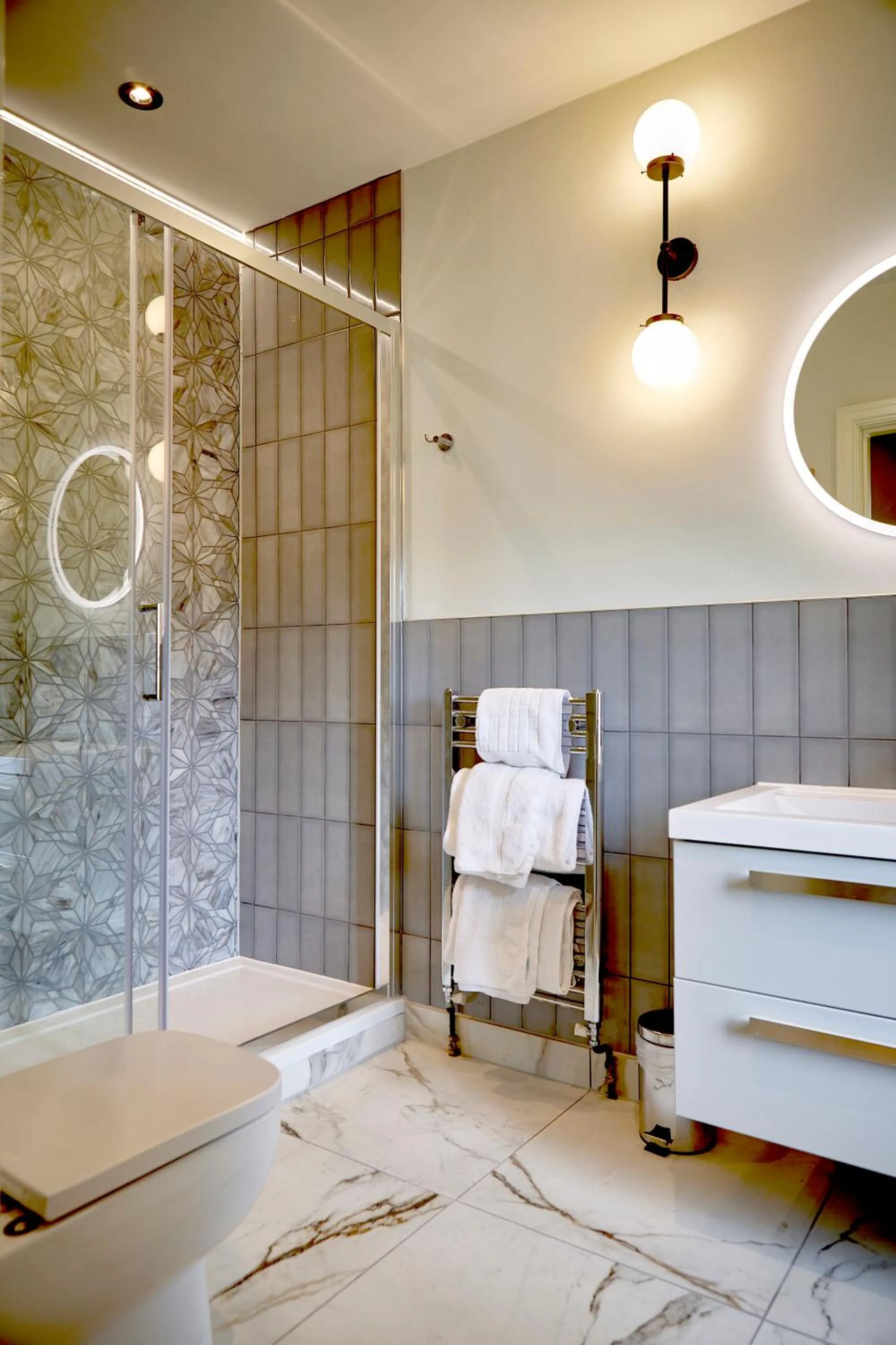 Shower, Bed in Alderley Edge Hotel