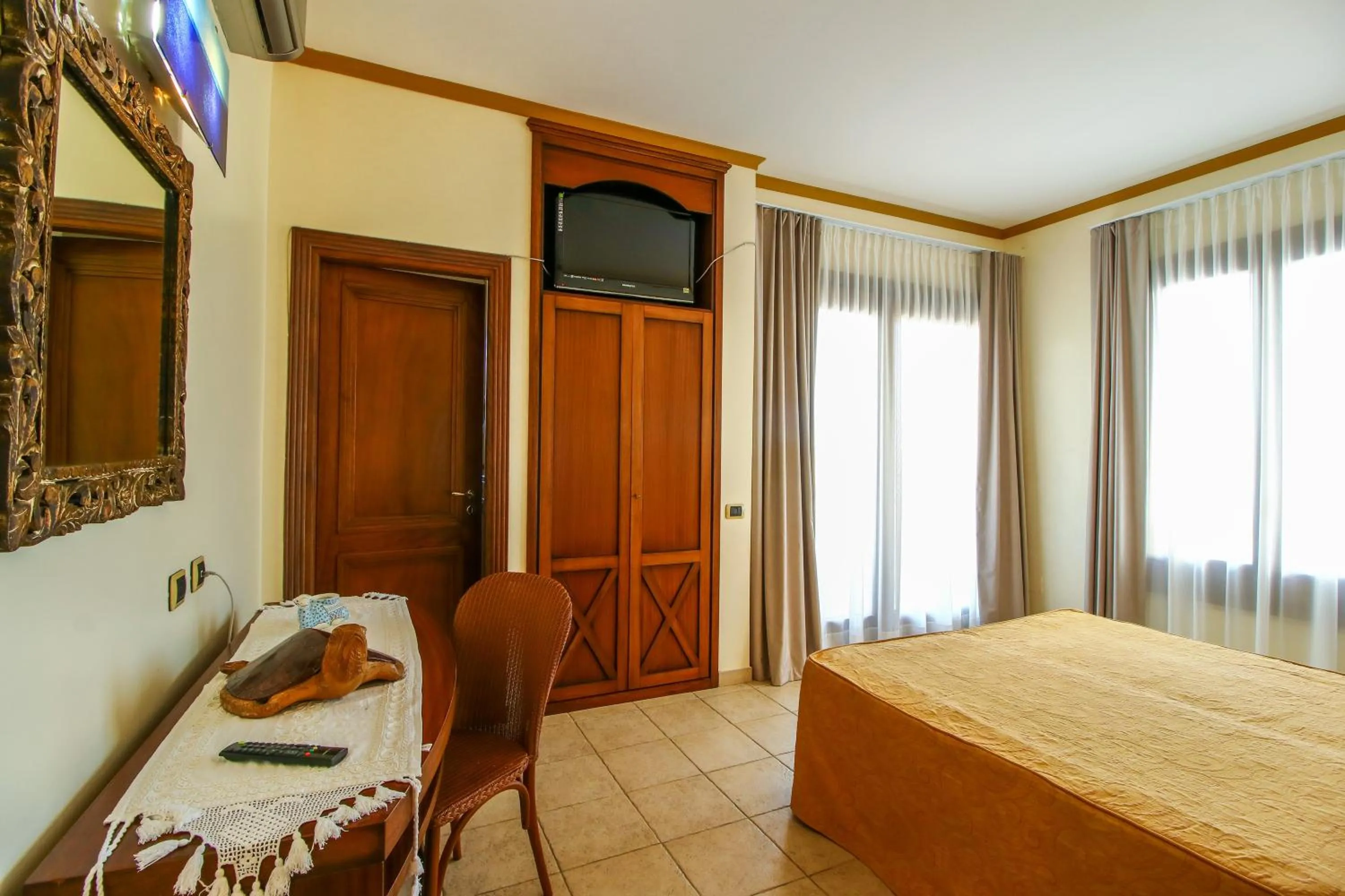 Photo of the whole room, Bed in Hotel Il Faro Della Guitgia Tommasino