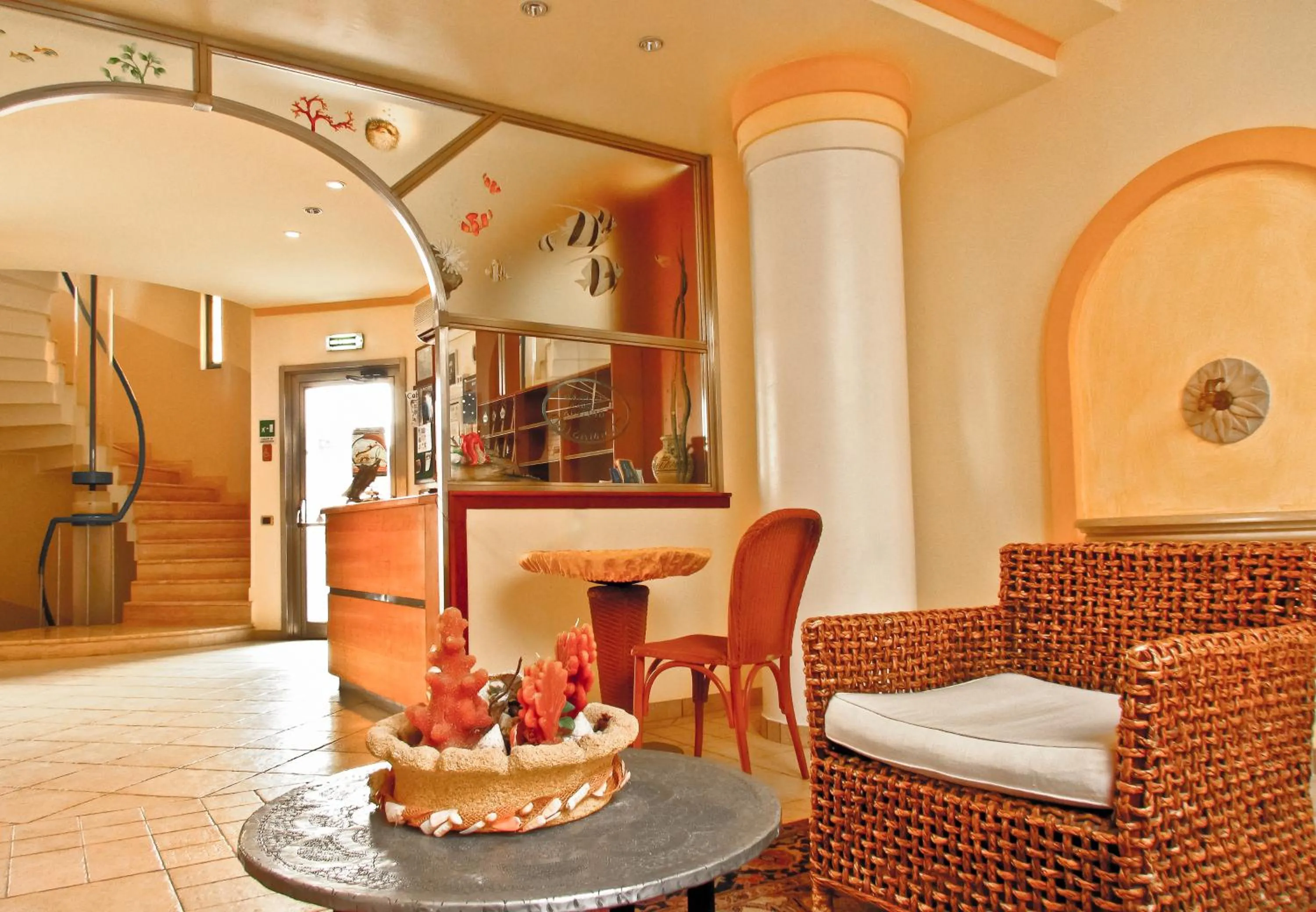 Communal lounge/ TV room in Hotel Il Faro Della Guitgia Tommasino