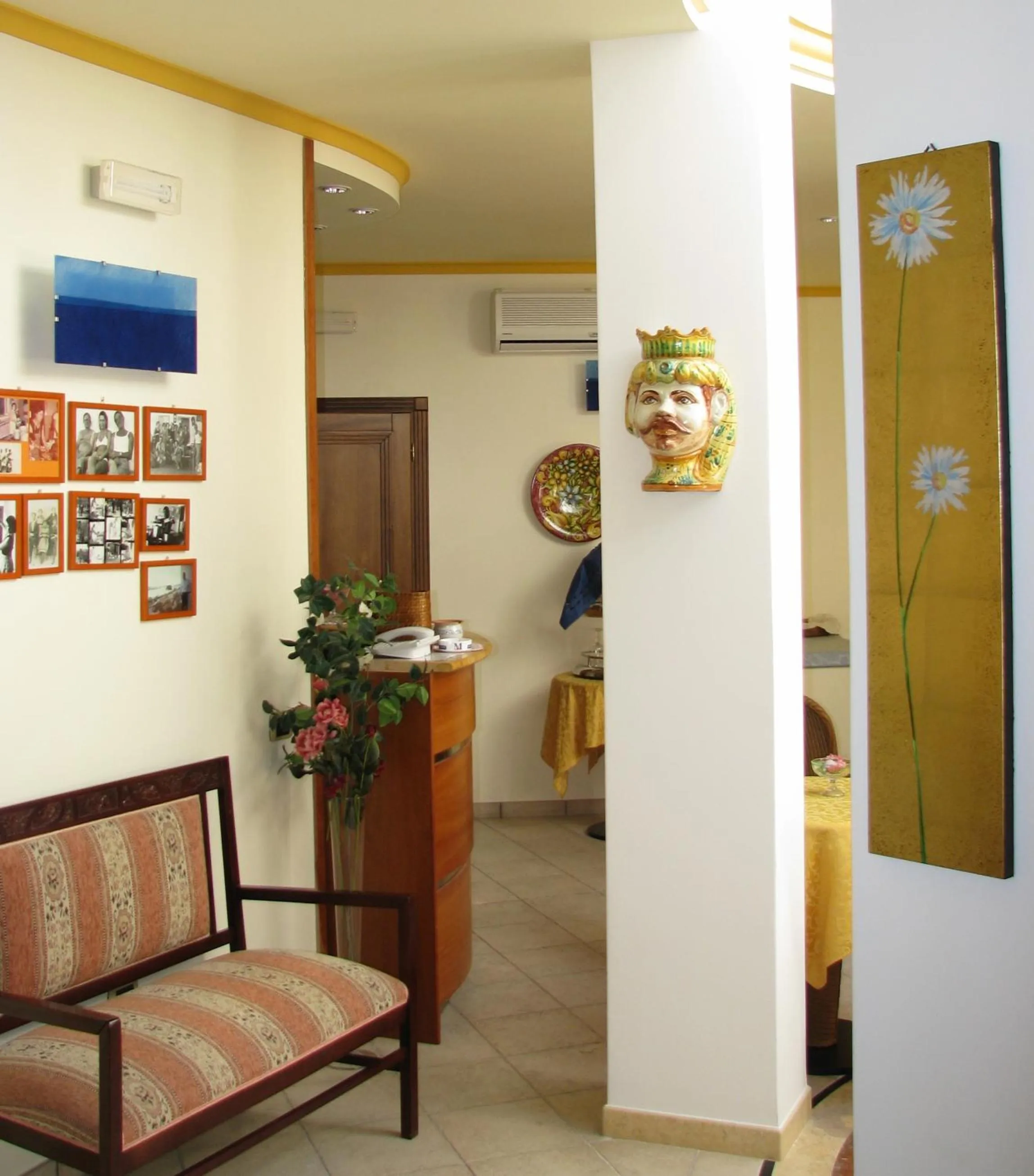 Decorative detail in Hotel Il Faro Della Guitgia Tommasino