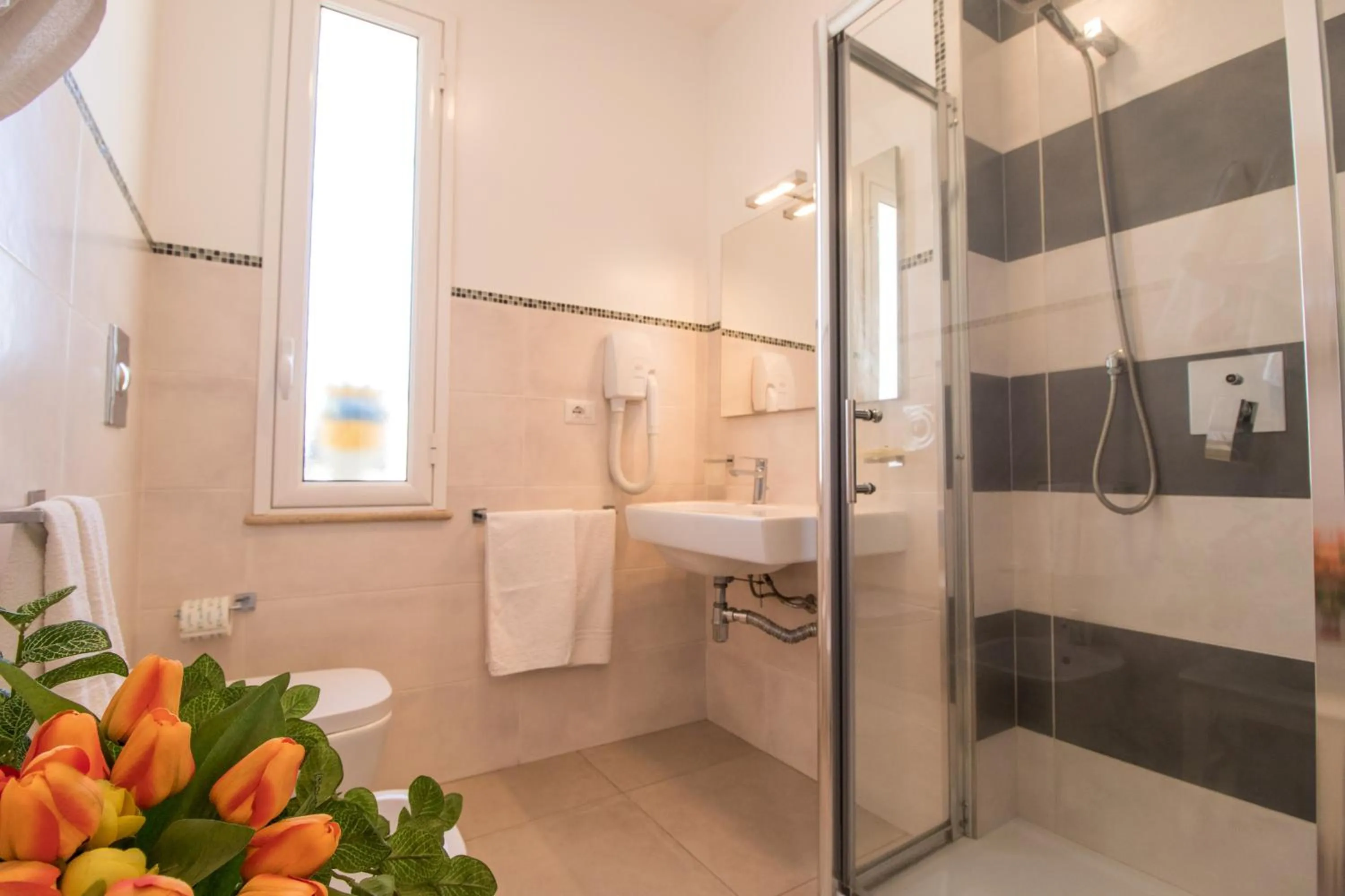 Shower in Hotel Il Faro Della Guitgia Tommasino