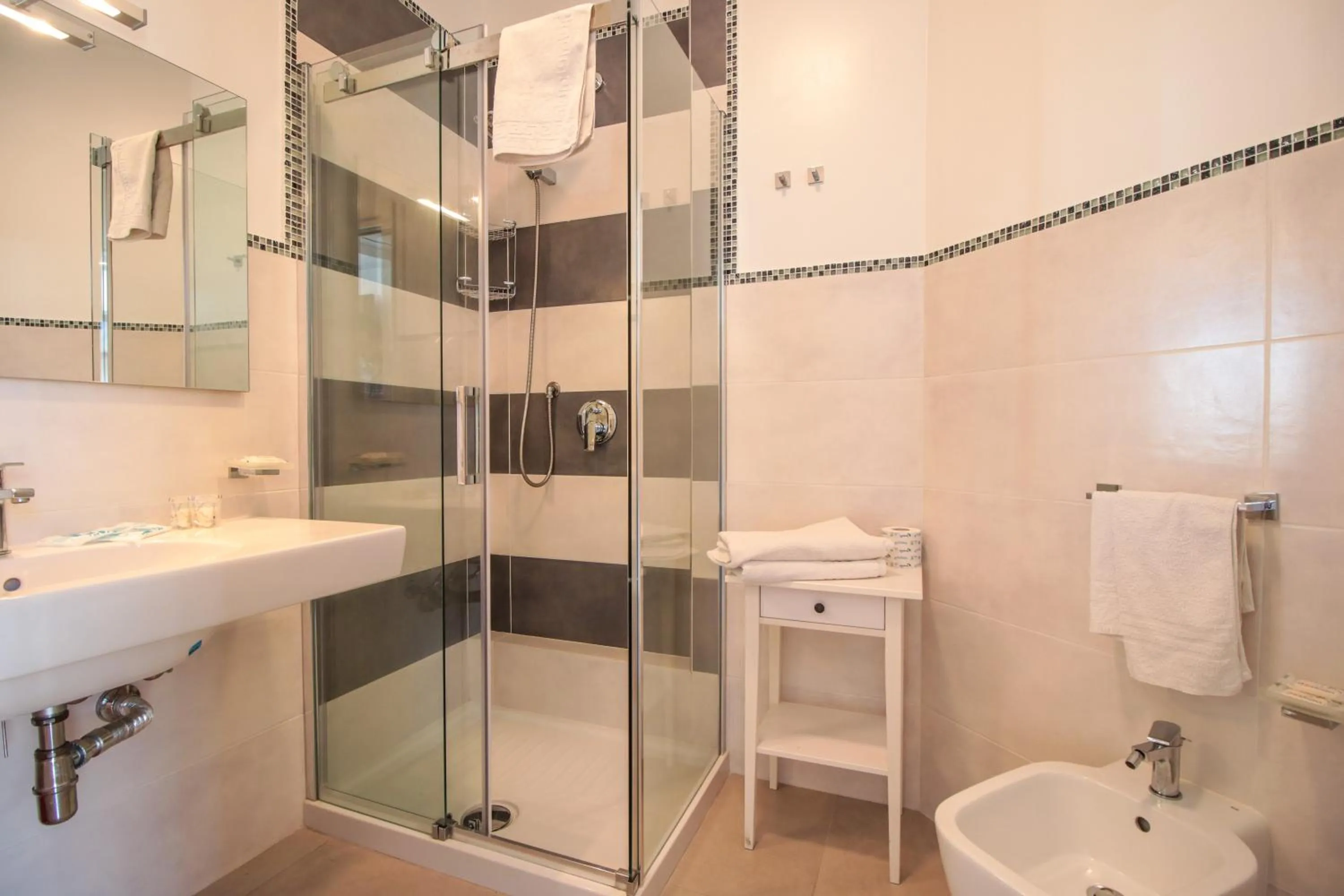 Shower in Hotel Il Faro Della Guitgia Tommasino