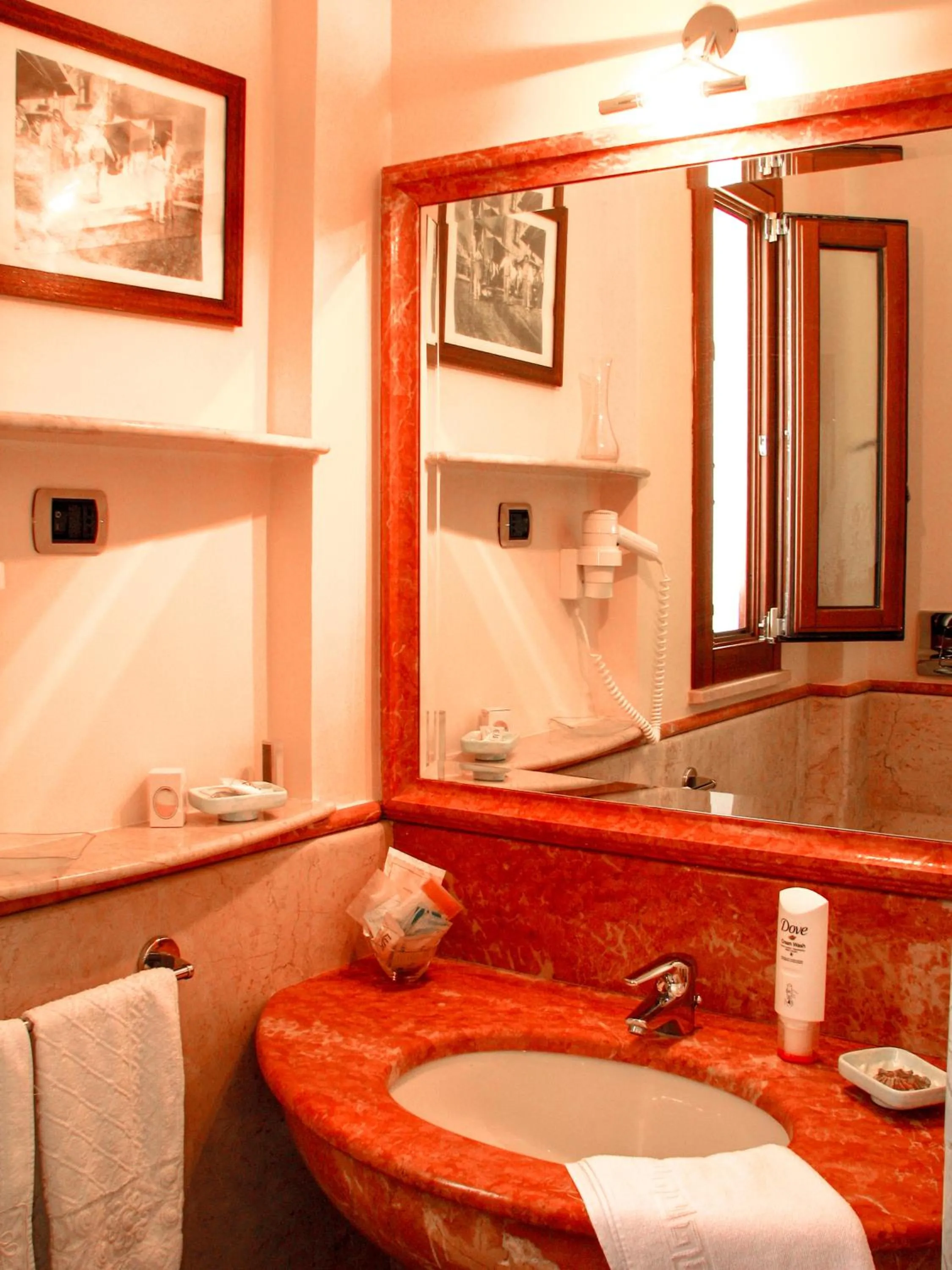 Bathroom in Hotel Il Faro Della Guitgia Tommasino
