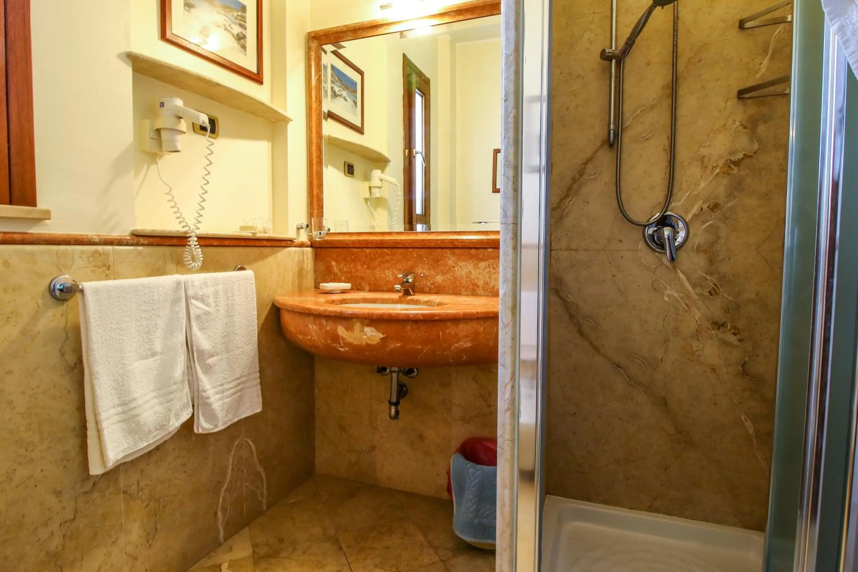 Shower in Hotel Il Faro Della Guitgia Tommasino