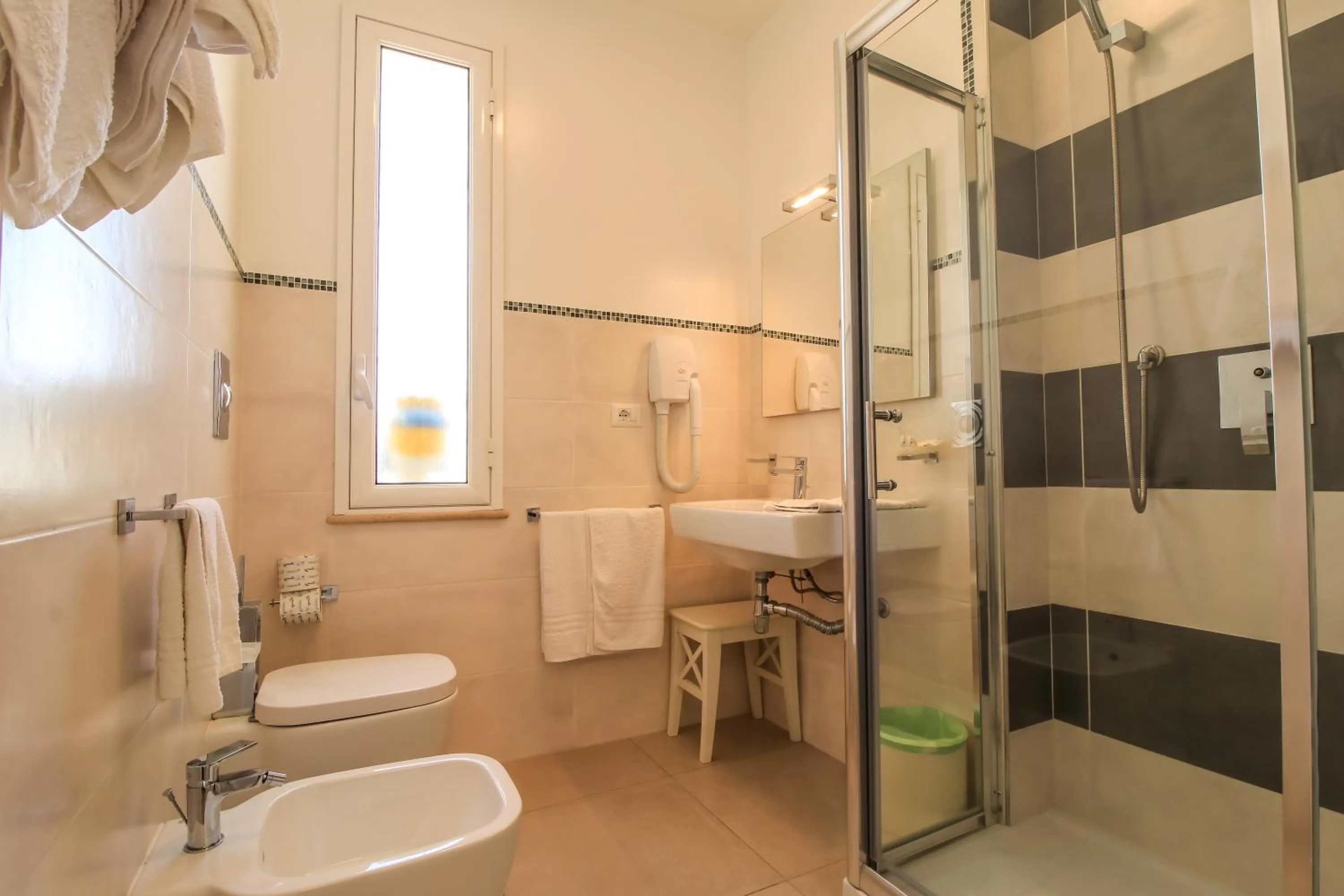 Shower in Hotel Il Faro Della Guitgia Tommasino