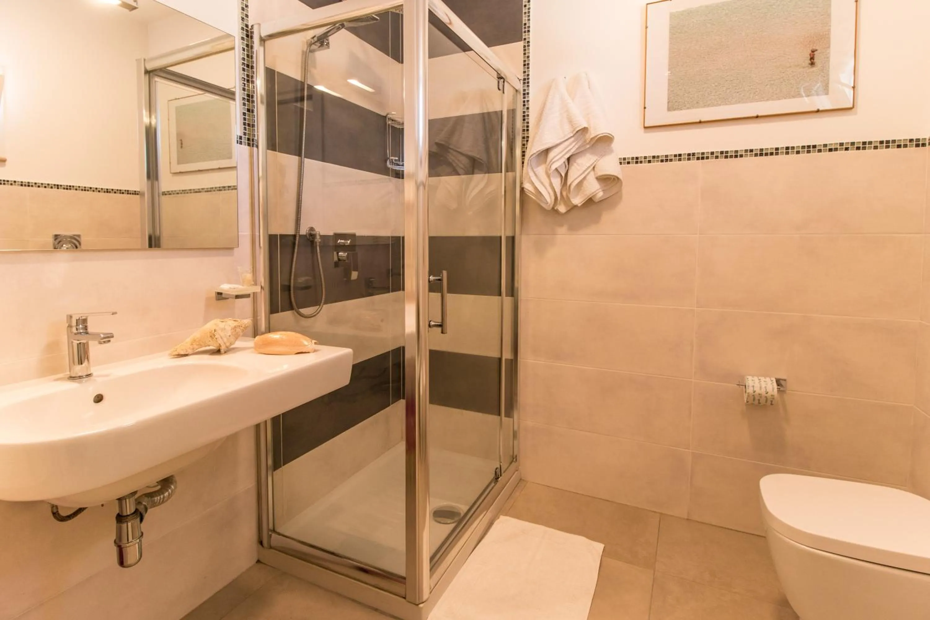 Shower in Hotel Il Faro Della Guitgia Tommasino