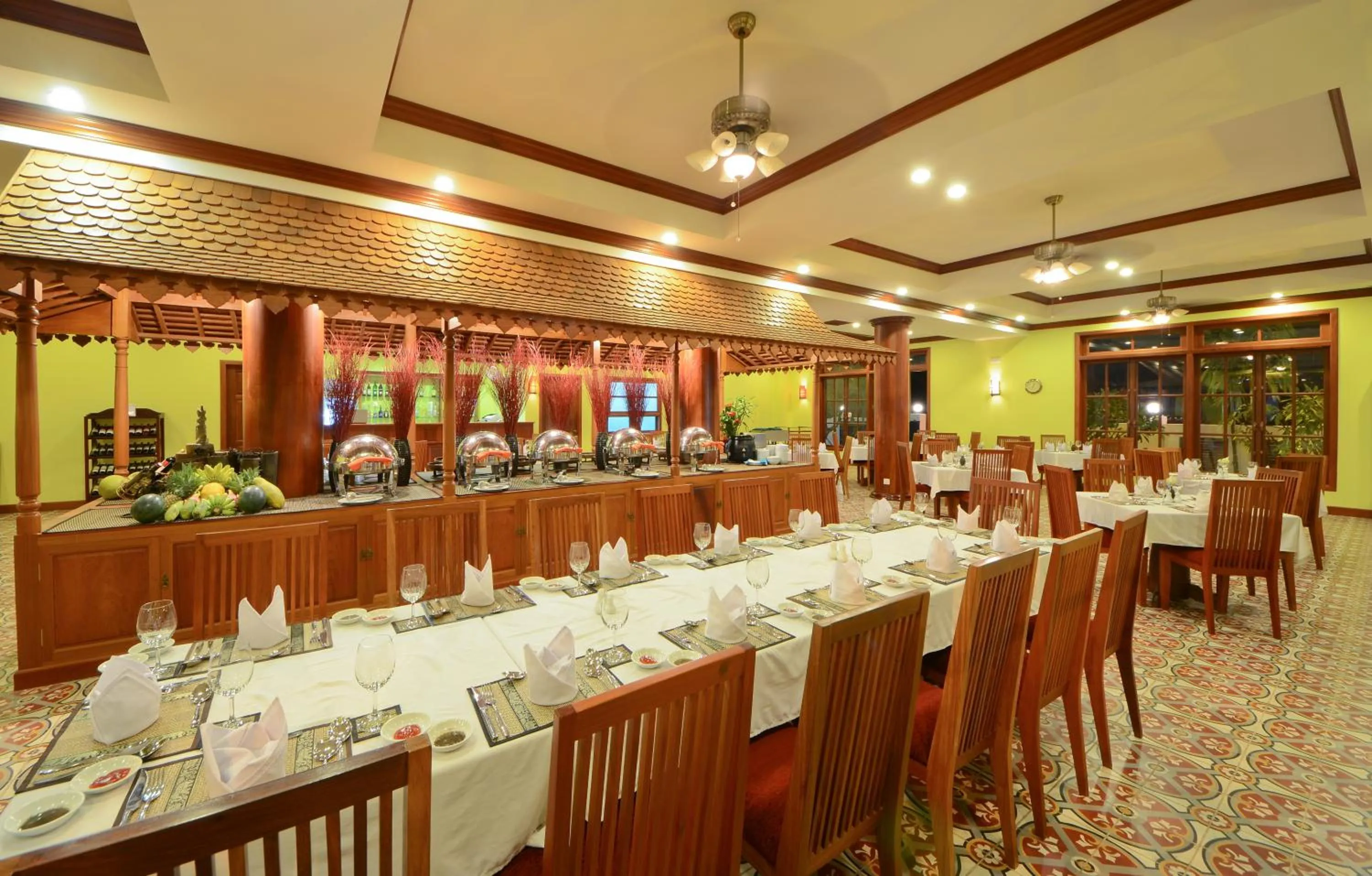 Restaurant/places to eat in The Suite By Royal Crown Hotel