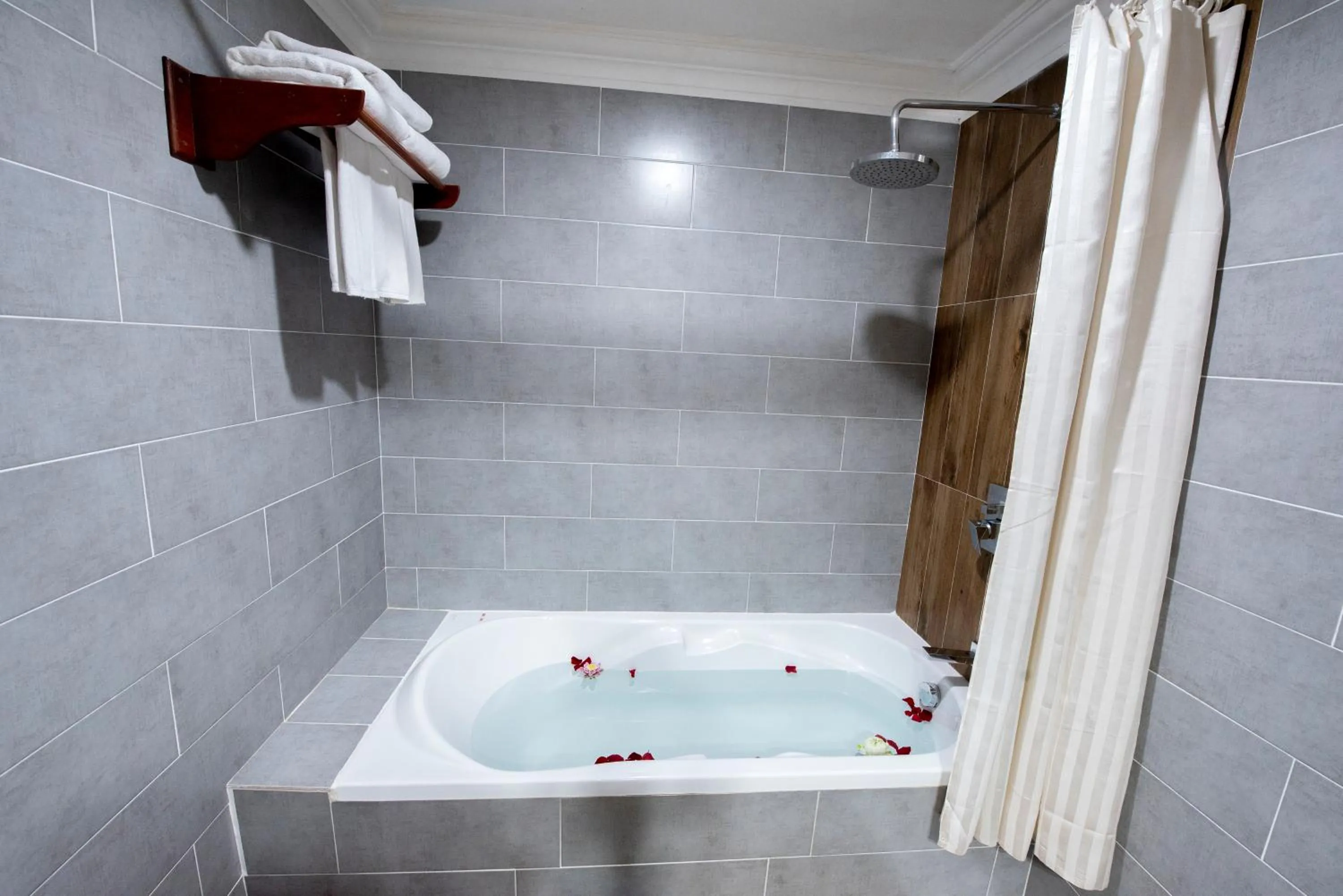 Bath in The Suite By Royal Crown Hotel