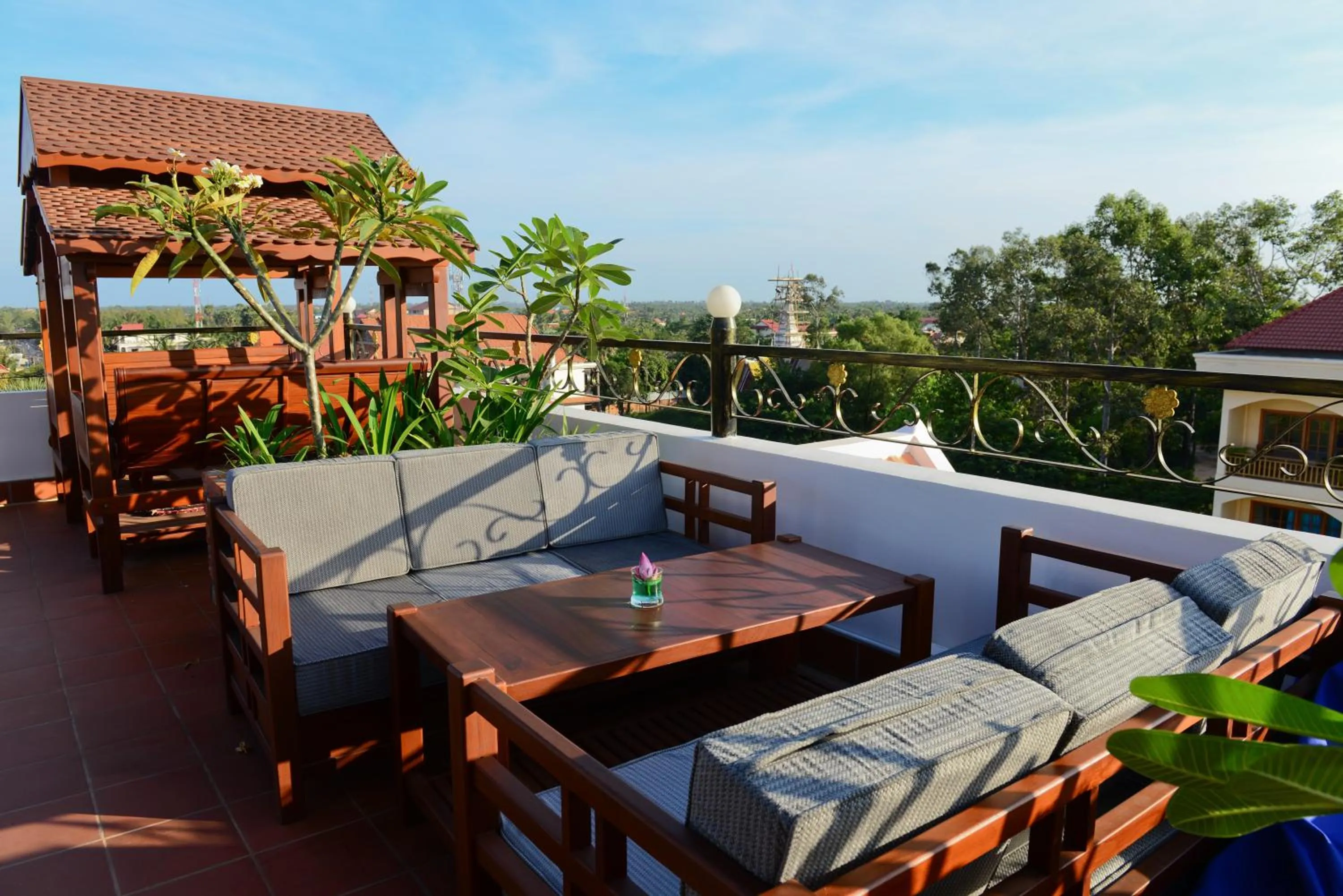 Lounge or bar in The Suite By Royal Crown Hotel