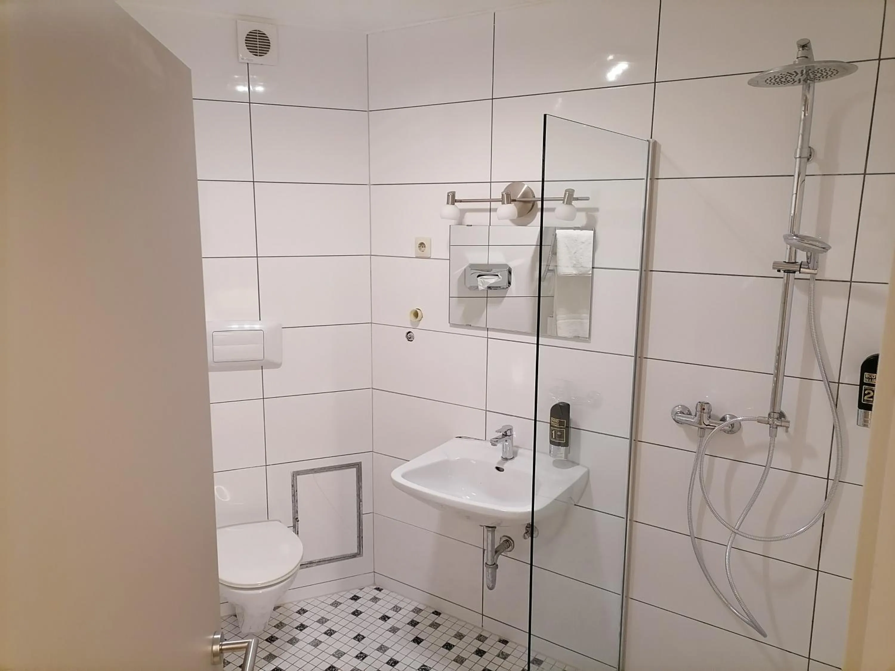 Shower in Hotel Hafez