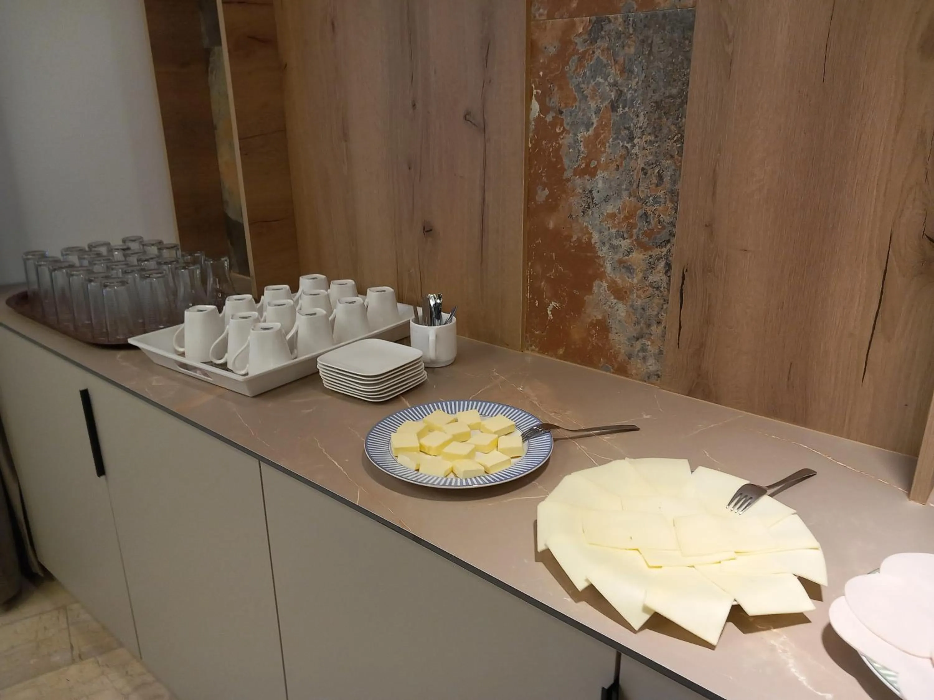 Restaurant/places to eat in Hotel Hafez