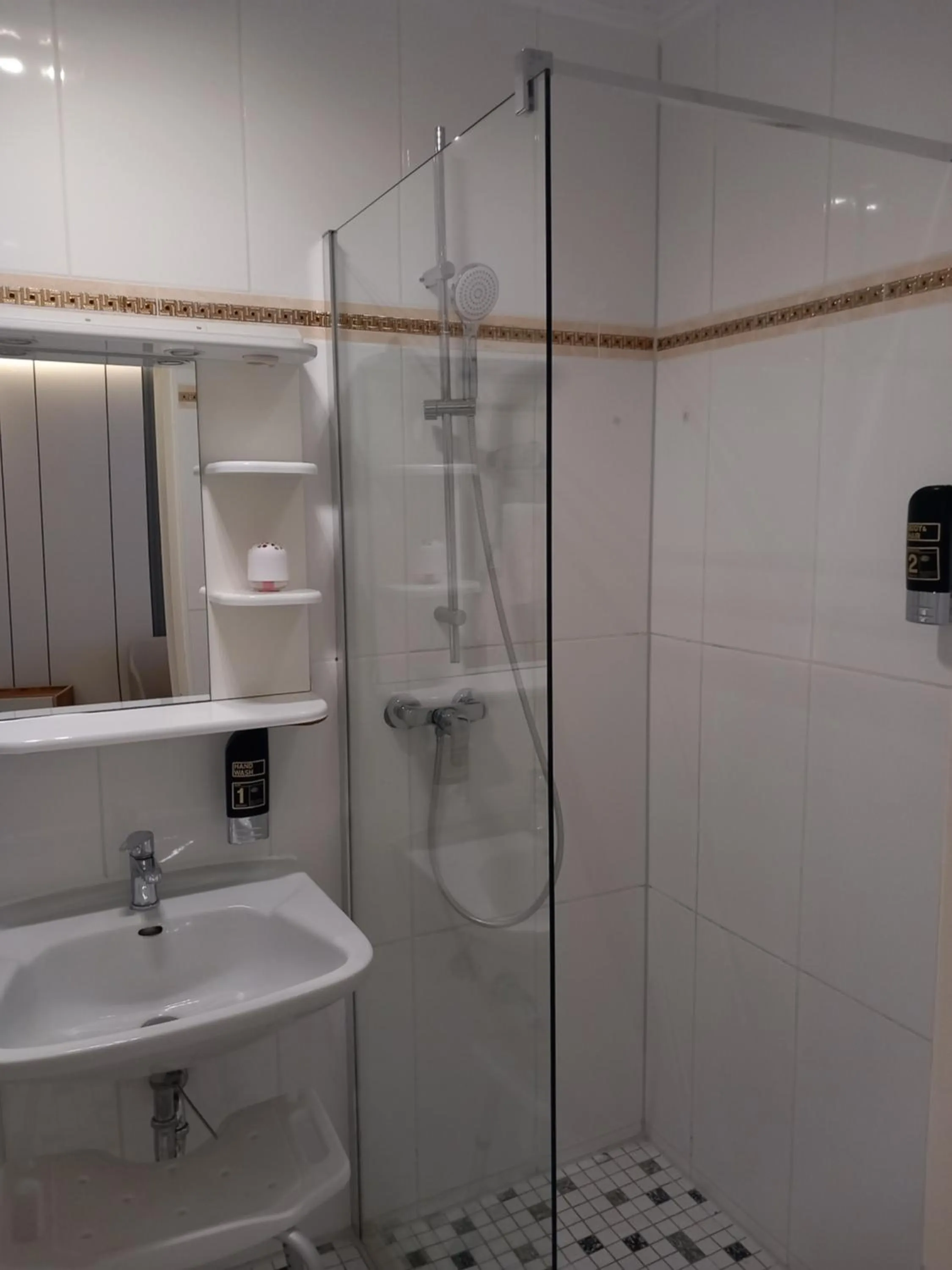 Shower in Hotel Hafez