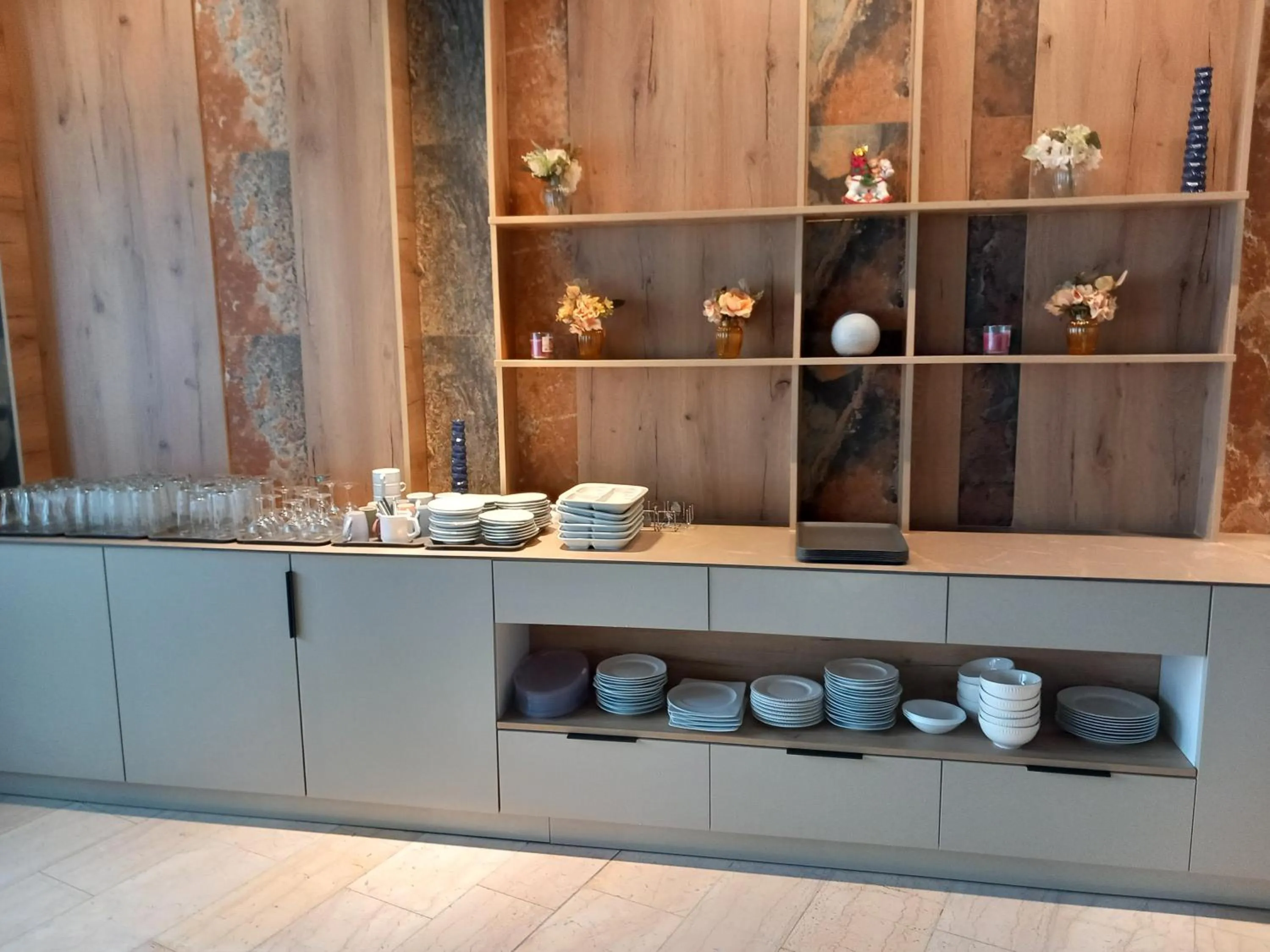 Restaurant/places to eat in Hotel Hafez