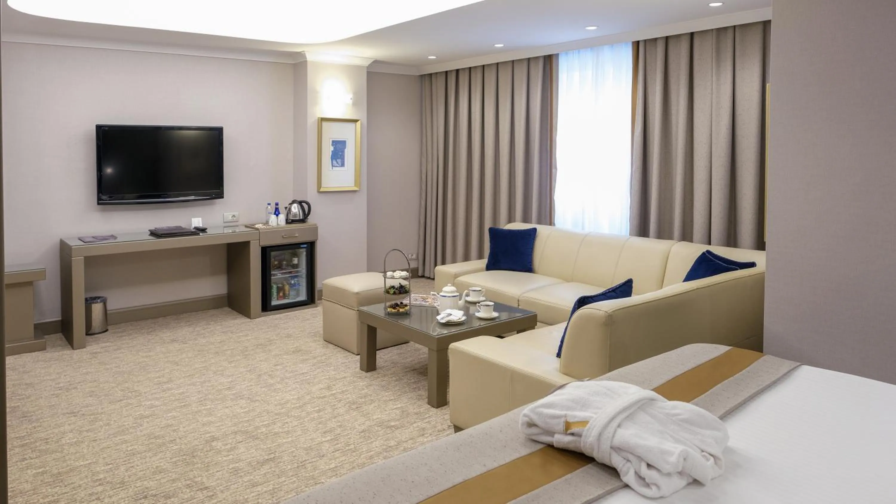 Seating area, Bed in Altinel Ankara Hotel & Convention Center