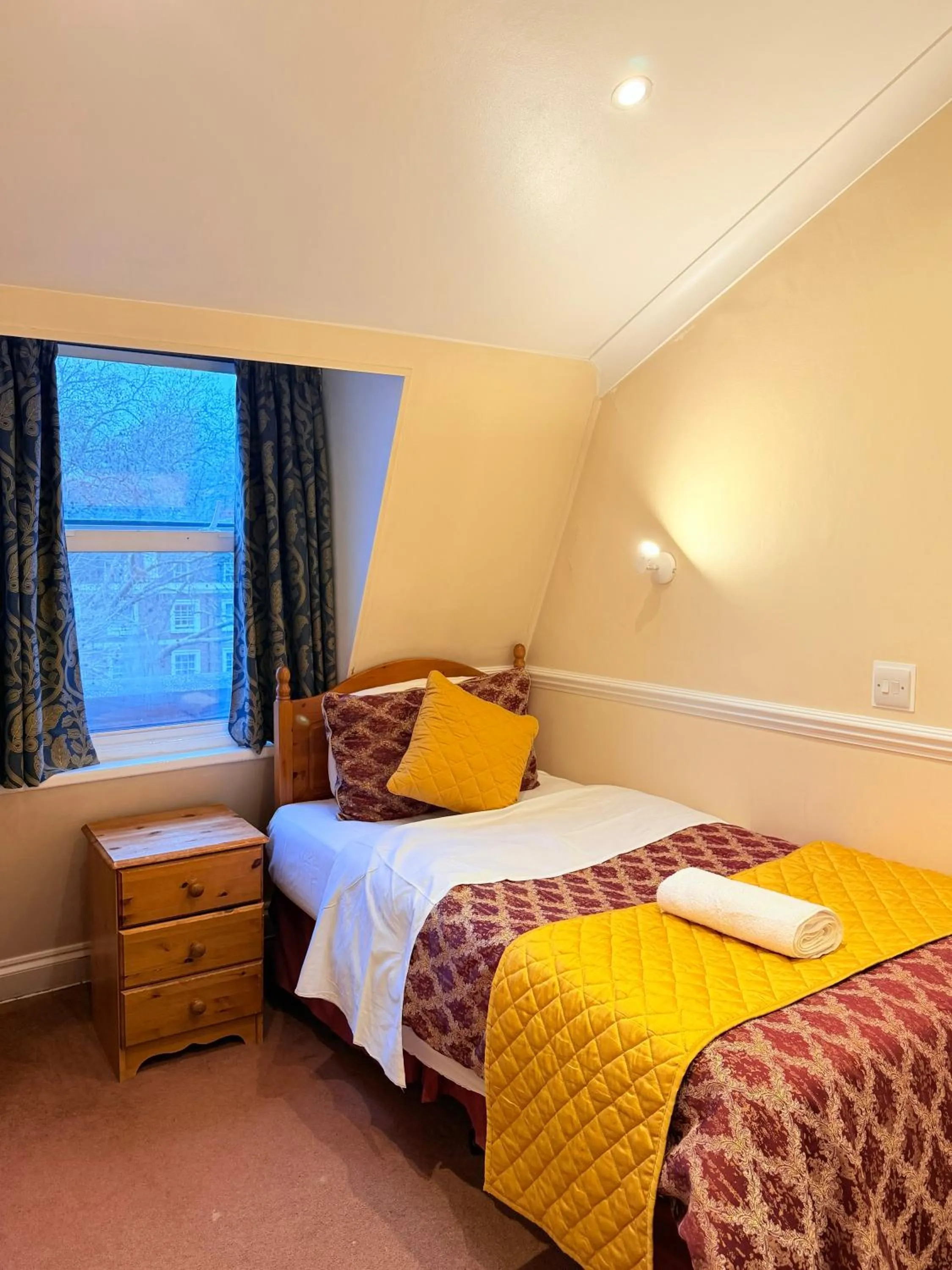 Bed in Europa House Hotel, London Paddington