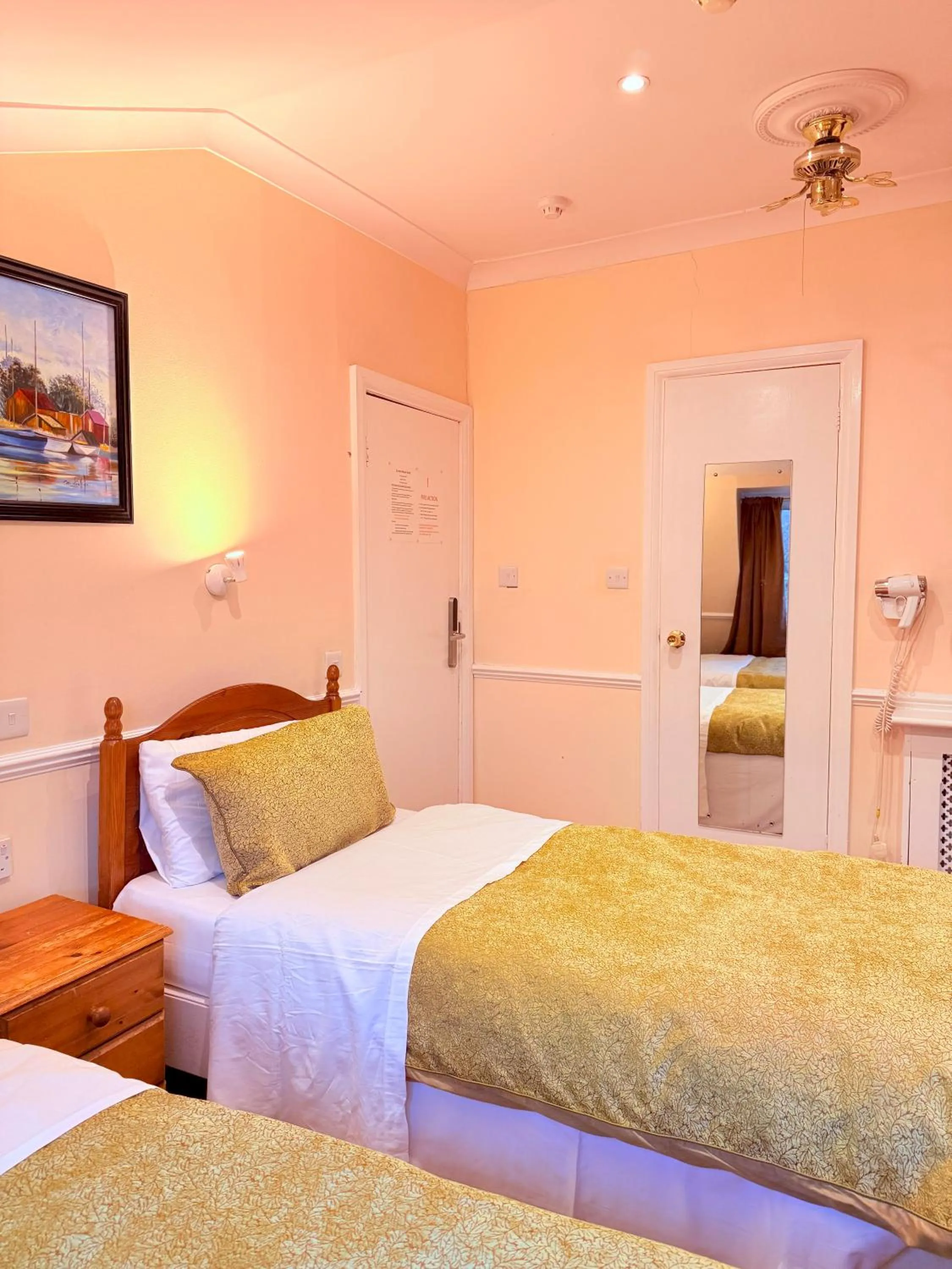 Bedroom, Bed in Europa House Hotel, London Paddington