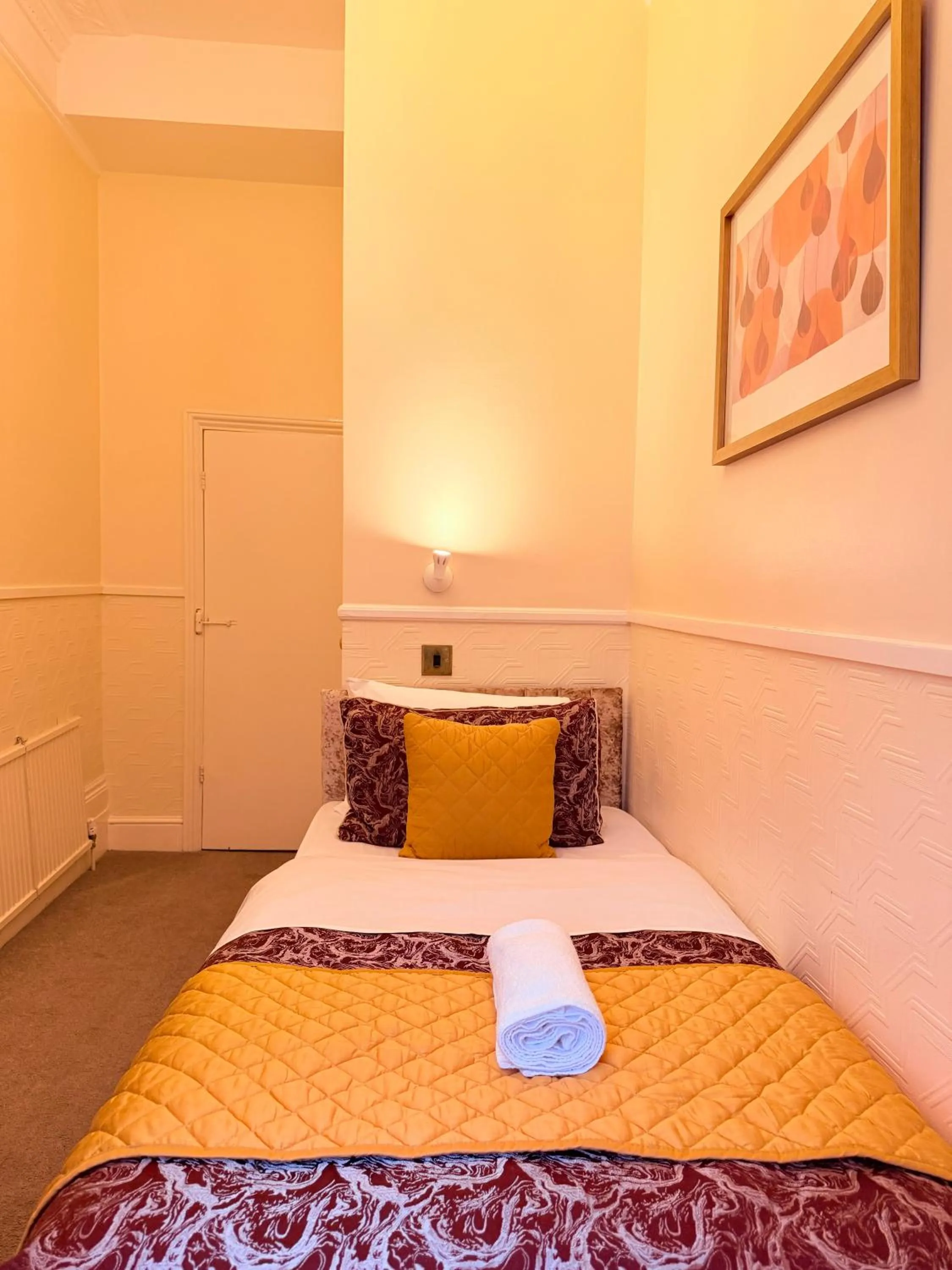 Bed in Europa House Hotel, London Paddington