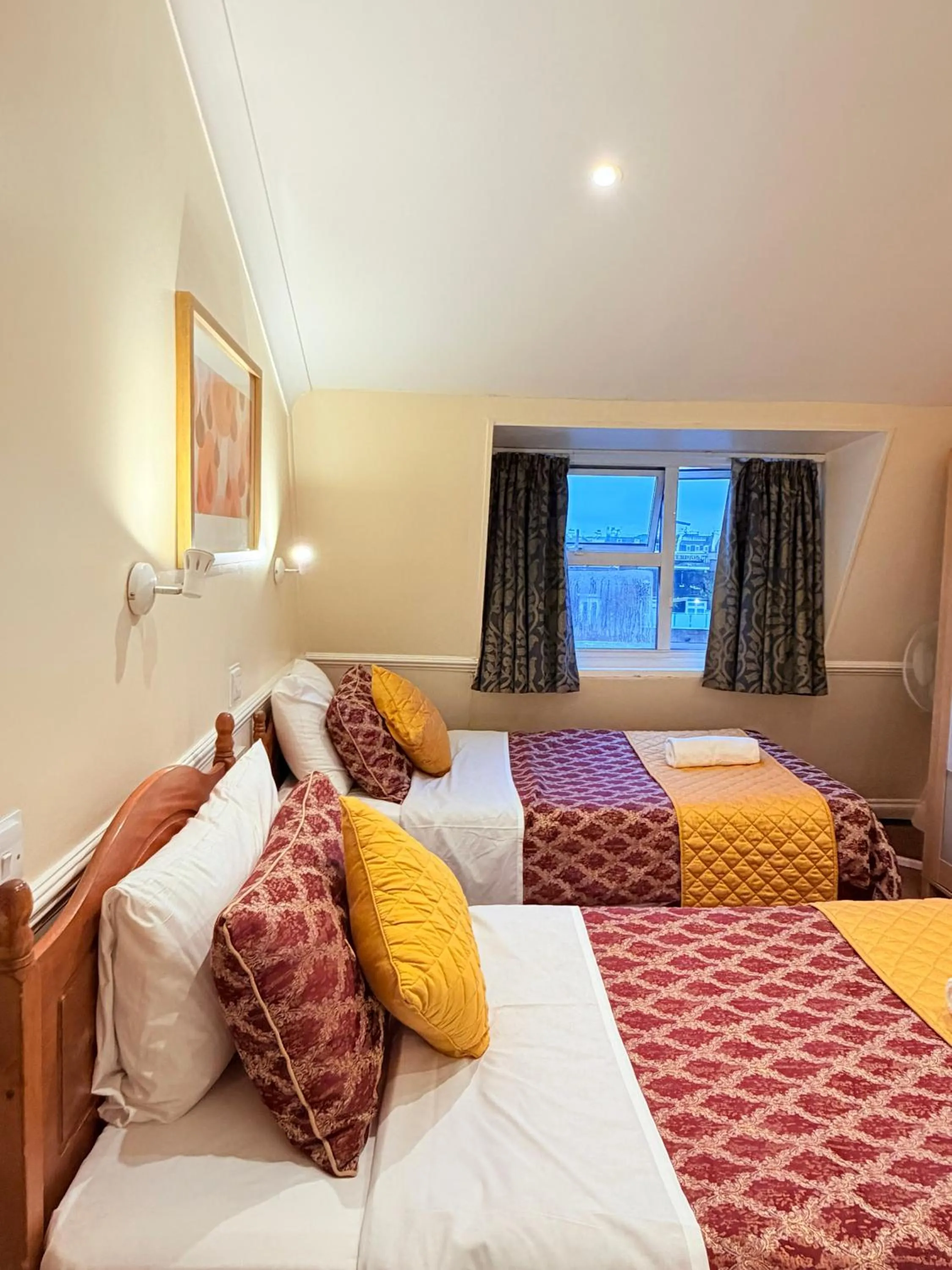 Bed in Europa House Hotel, London Paddington