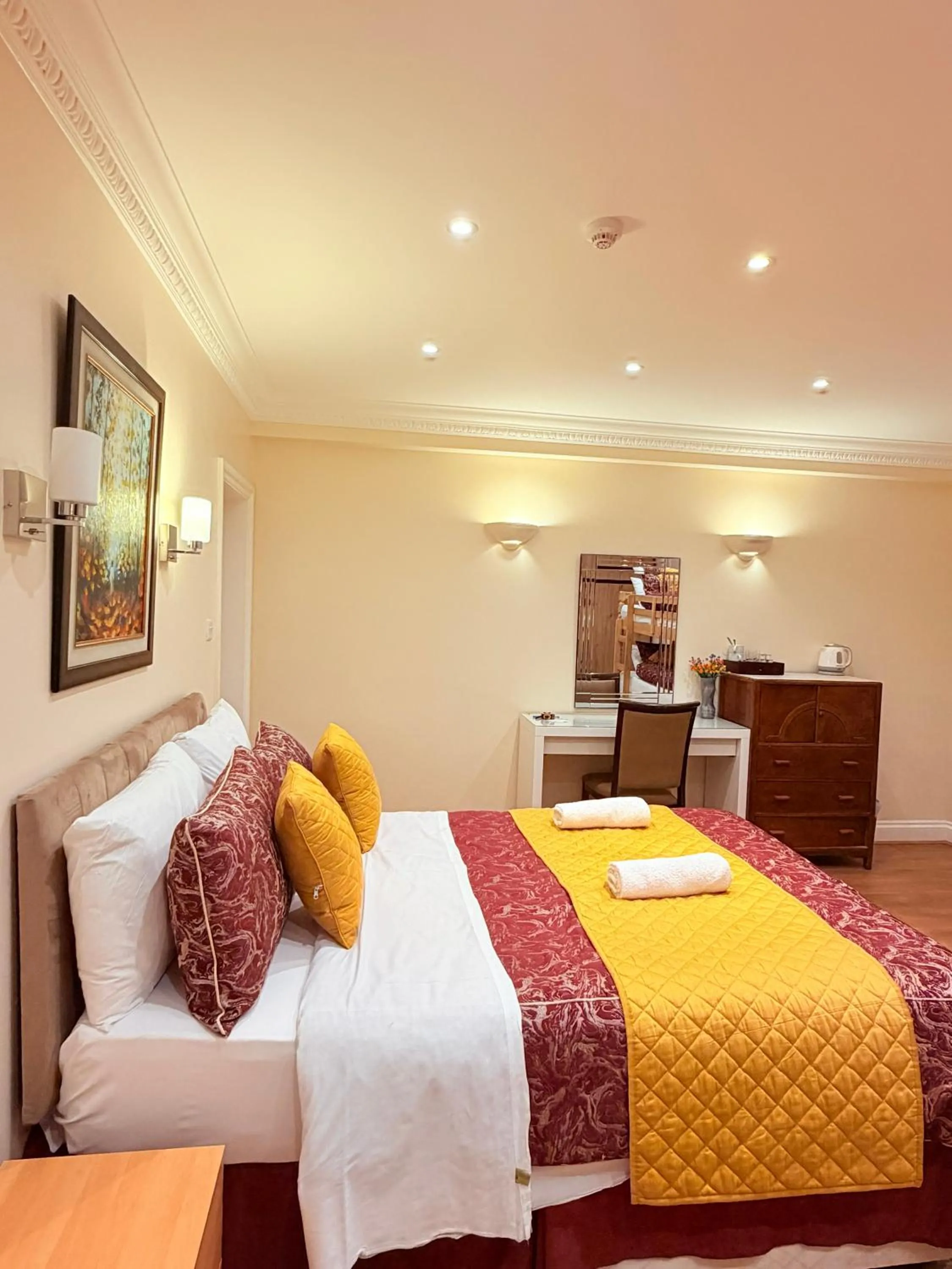 Bedroom, Bed in Europa House Hotel, London Paddington