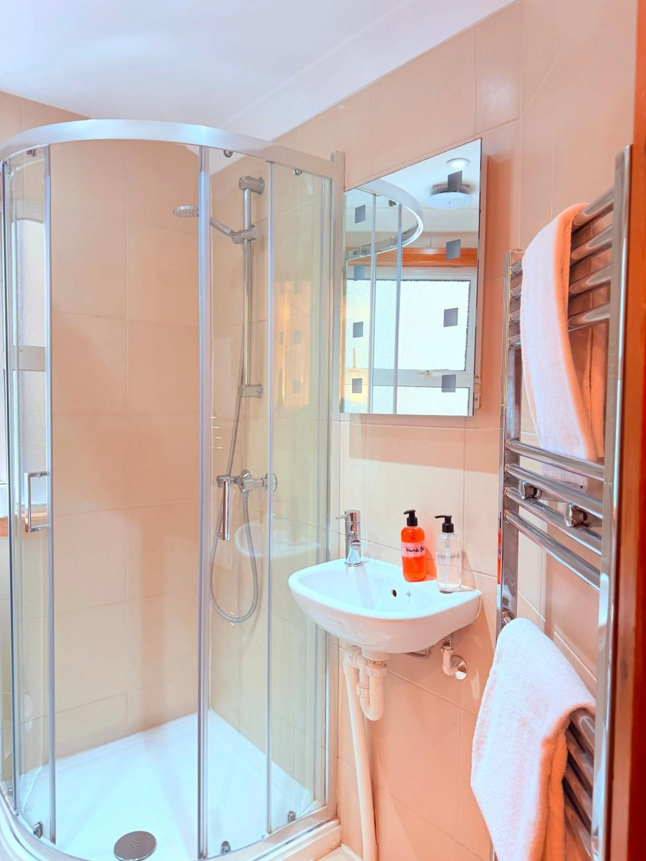 Bathroom in Europa House Hotel, London Paddington