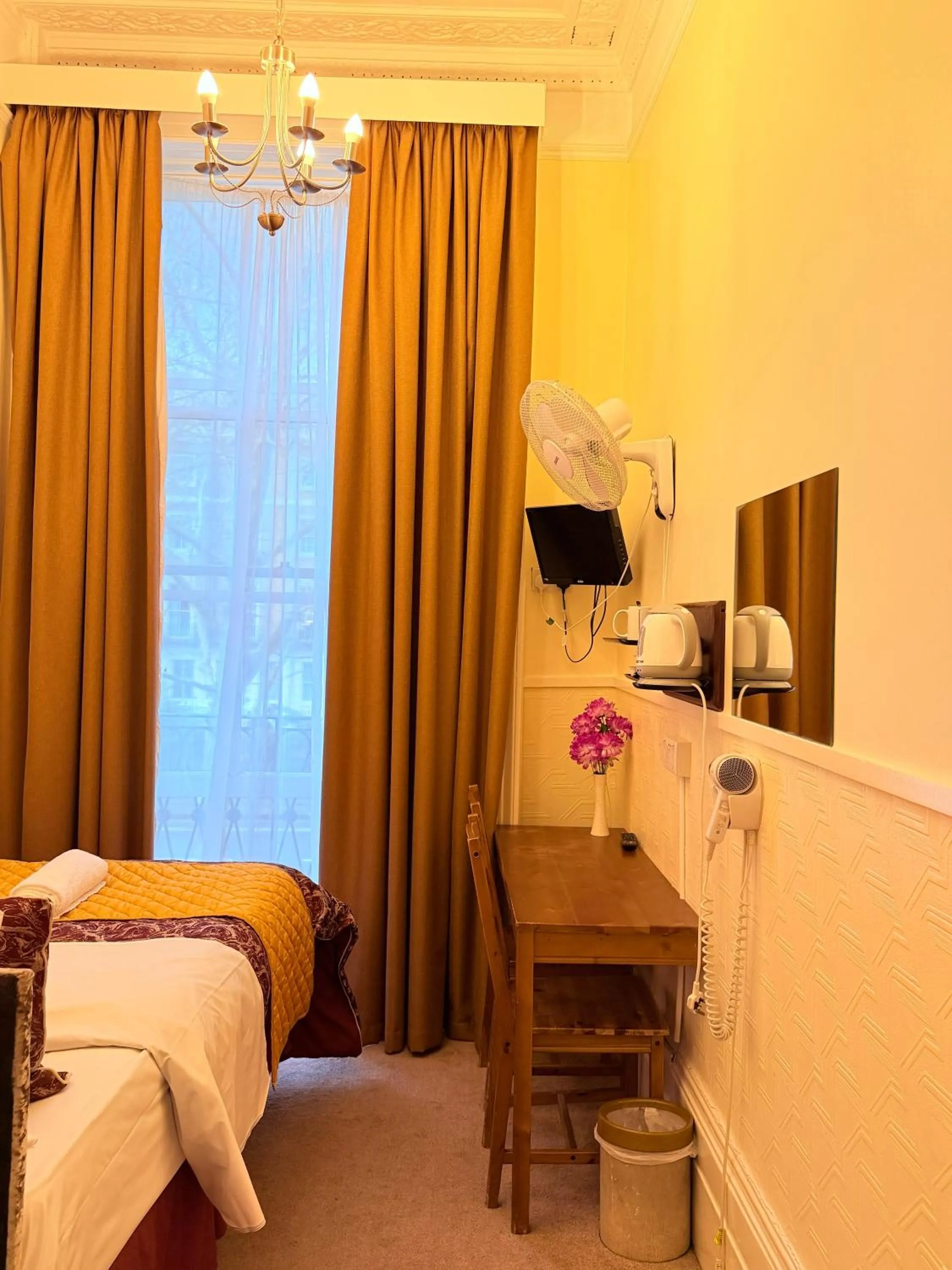 Bed in Europa House Hotel, London Paddington