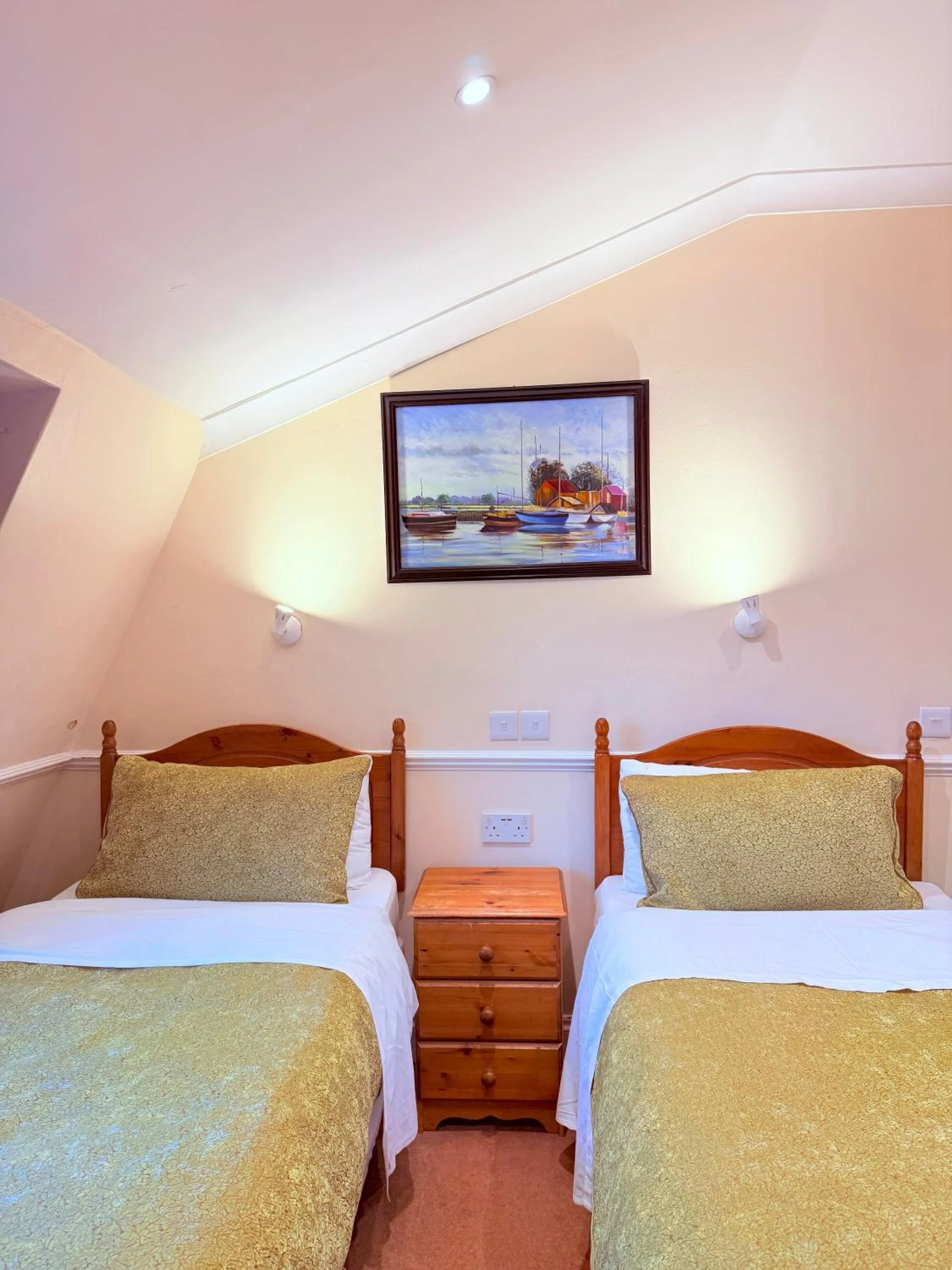 Bedroom, Bed in Europa House Hotel, London Paddington