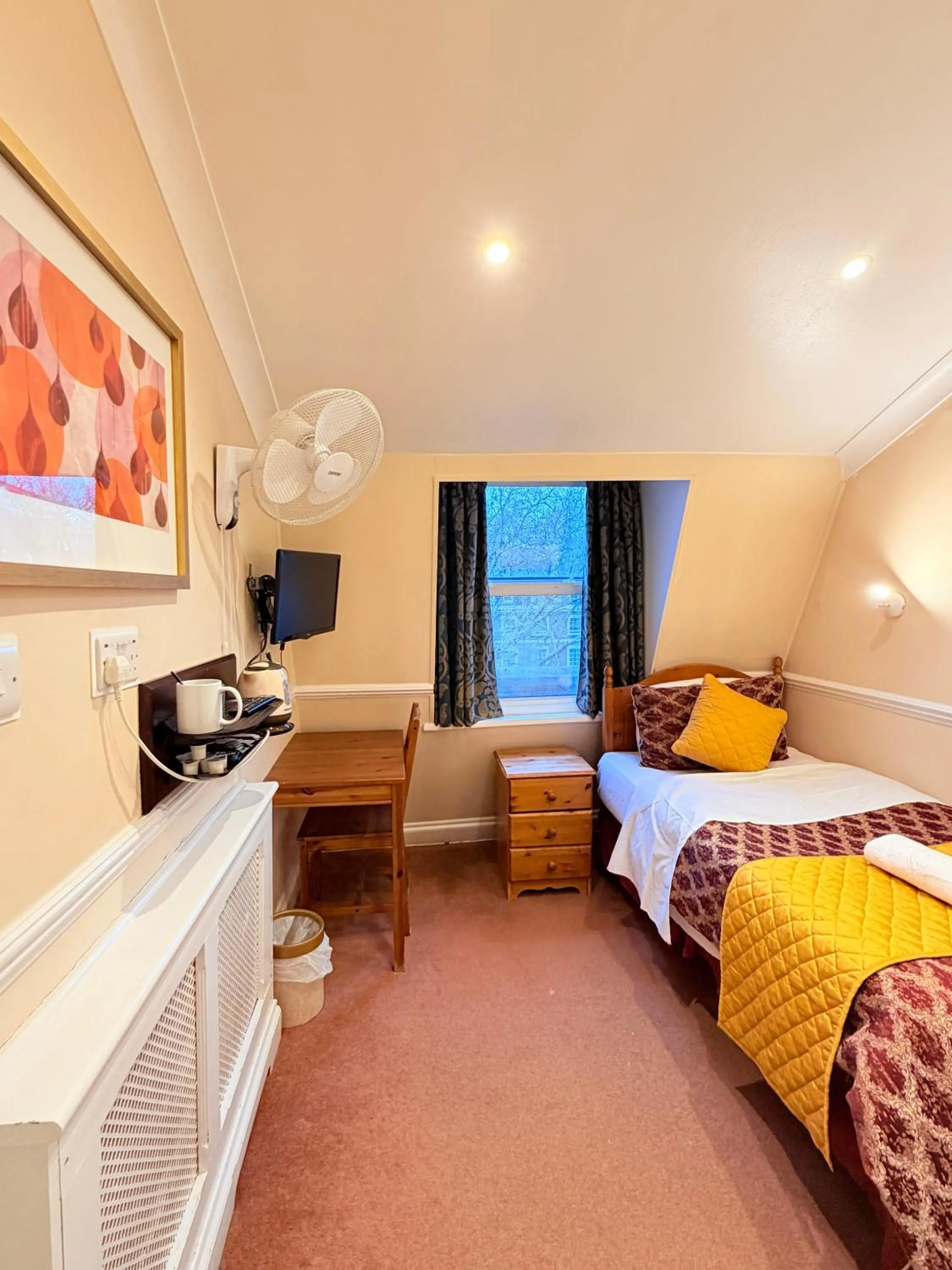 Bed in Europa House Hotel, London Paddington