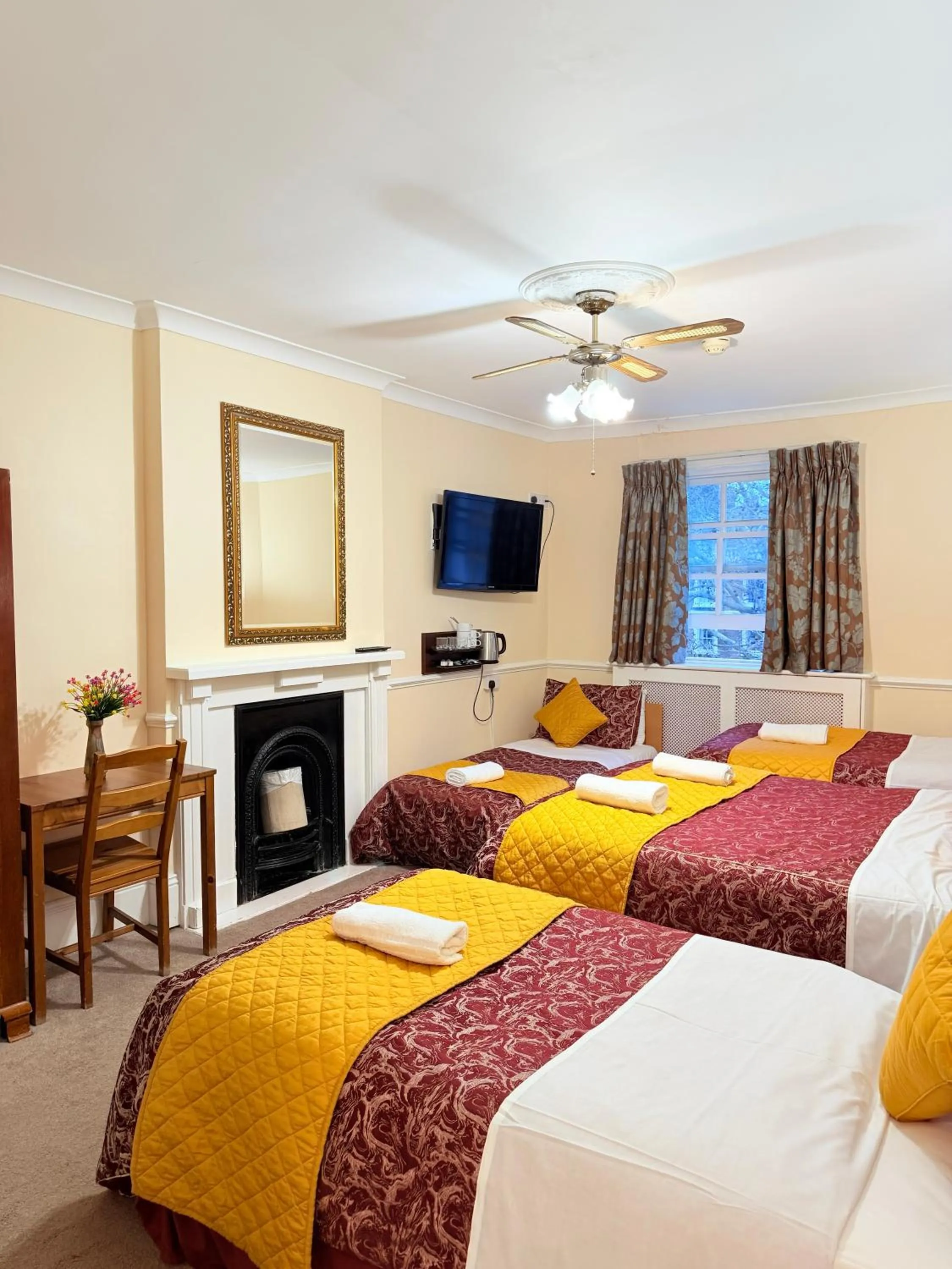 Bedroom, Bed in Europa House Hotel, London Paddington